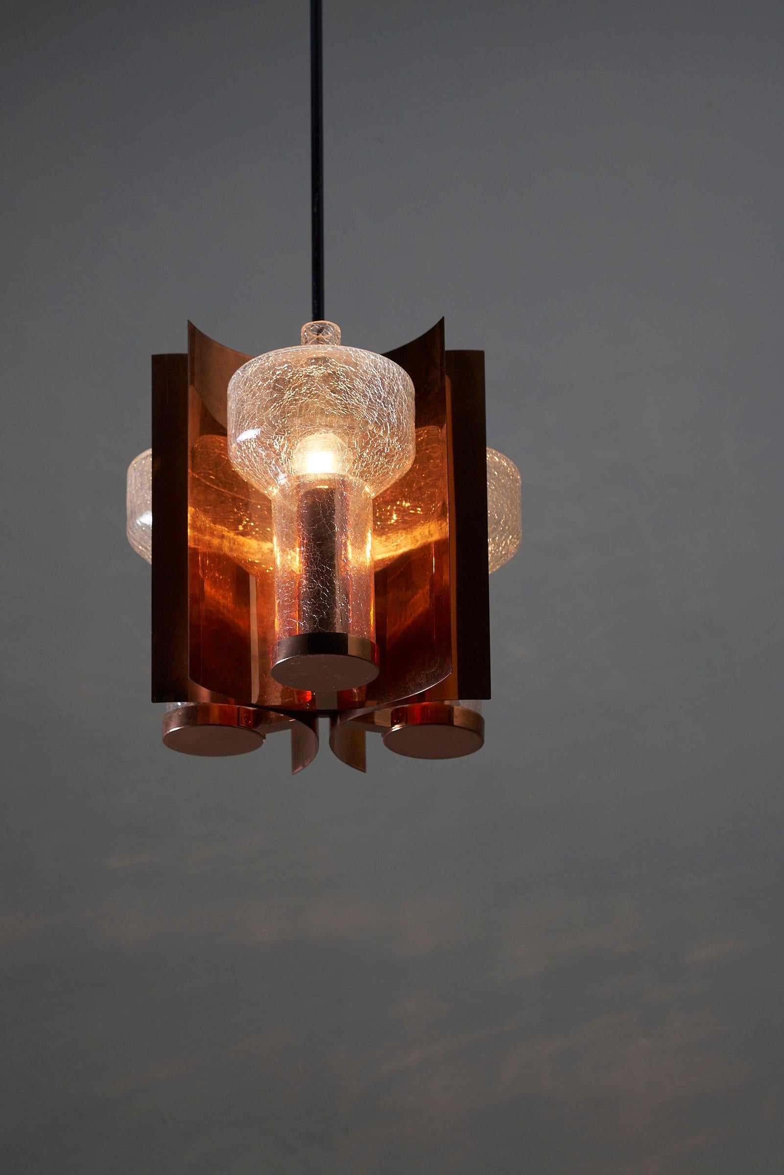 Ti presentiamo una lampada a sospensione di metà secolo, unica nel suo genere, realizzata in ottone da Cosack Leuchten, Germania. Questo ciondolo presenta un design distintivo con una cornice in ottone che crea tre zone indipendenti, ciascuna