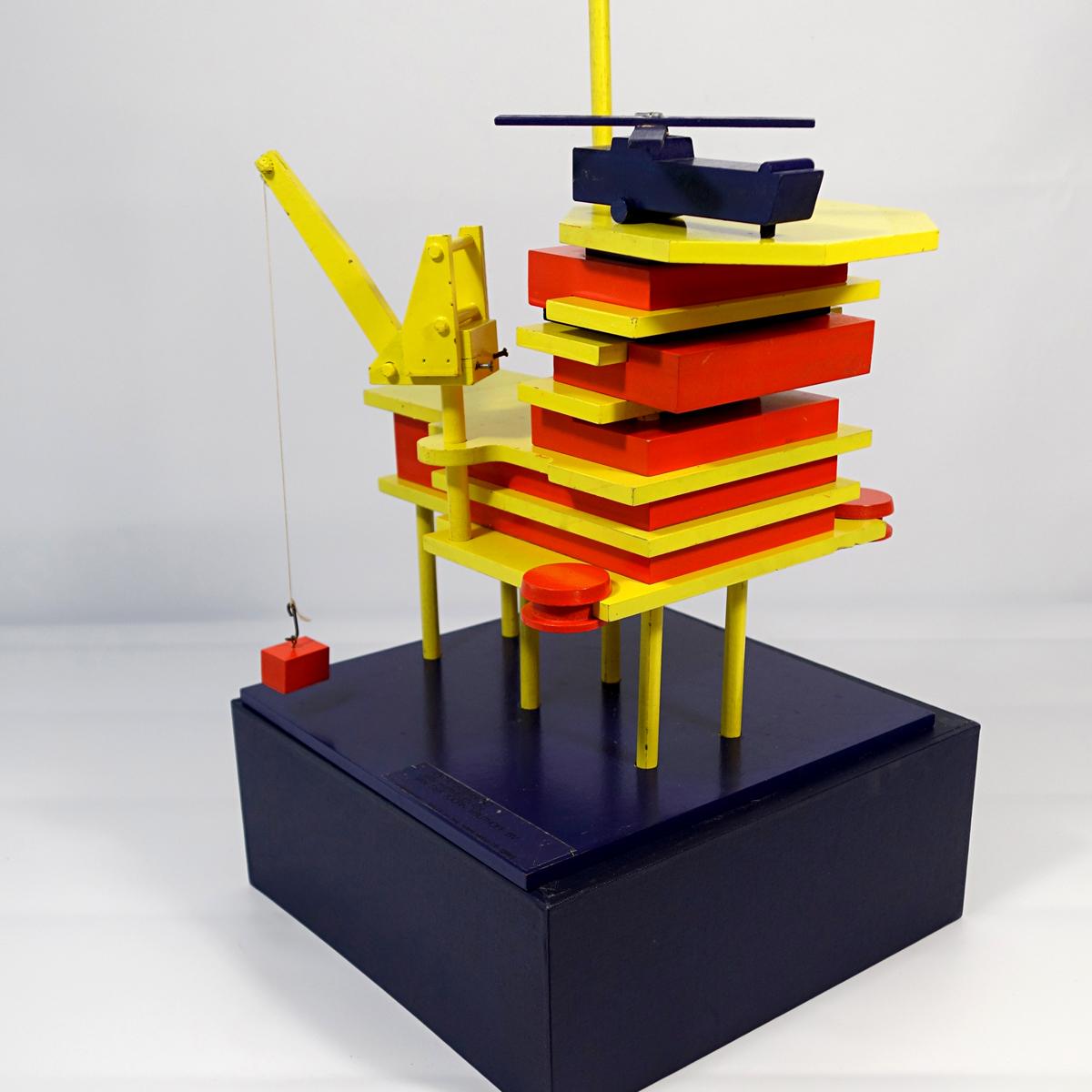 Modell einer Offshore-Förderplattform mit sechs Pfählen
Dieses Do-it-yourself-Set, bestehend aus einer Bohrinsel, einem Schiff mit Ladung und einem Hubschrauber, ist ein echtes Einzelstück.
Es wurde vom niederländischen Architekturbüro Van