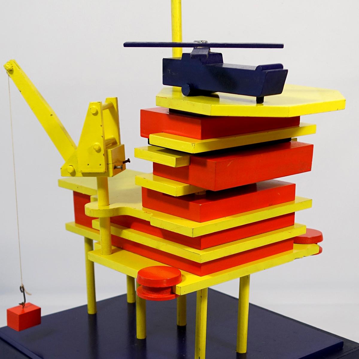 Postmoderne Une miniature unique en son genre:: un baril de pétrole stylisé en bois peint dans les couleurs de De Stijl en vente