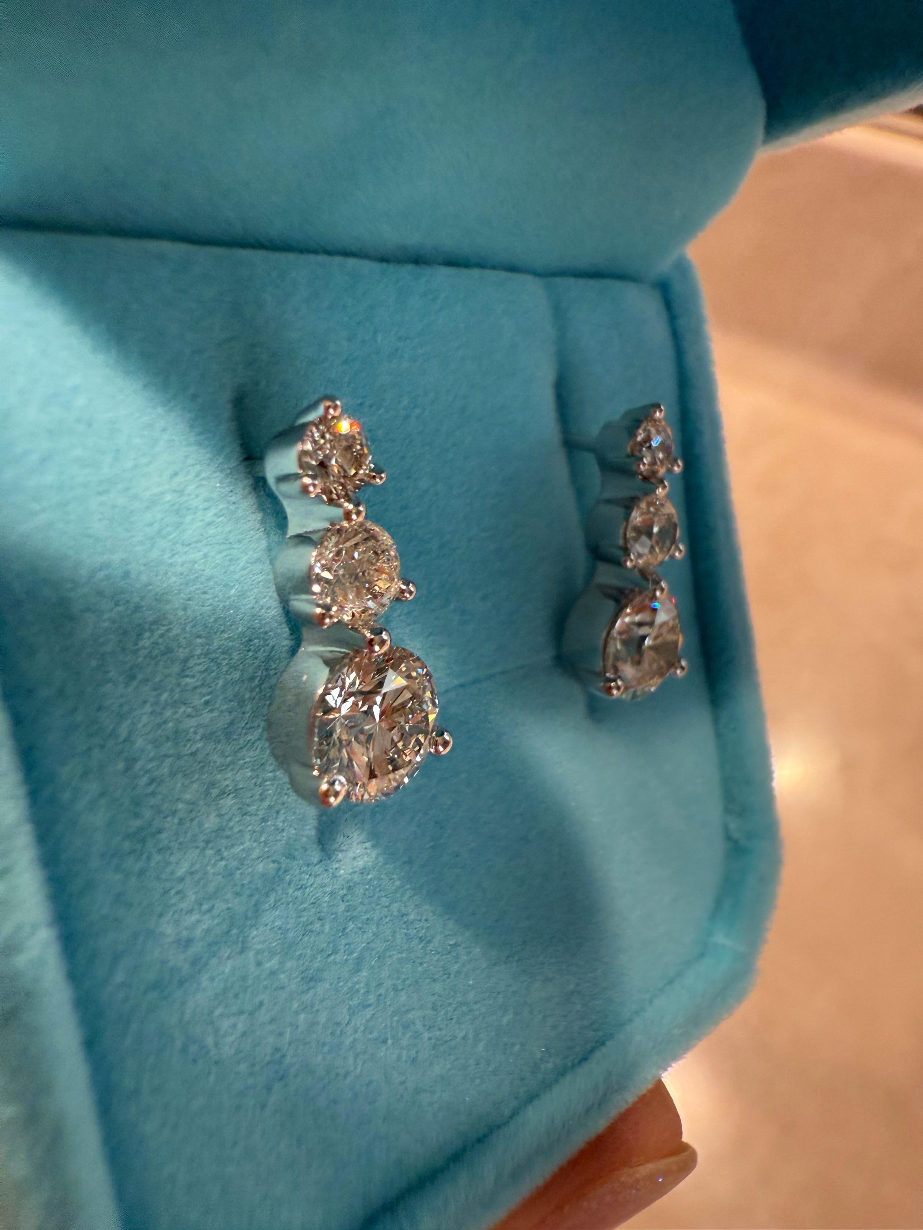 Orecchini di diamanti con chiusura all'inglese MODERNI, unici nel loro genere, in oro 14KT In condizioni Nuovo in vendita a Boca Raton, FL