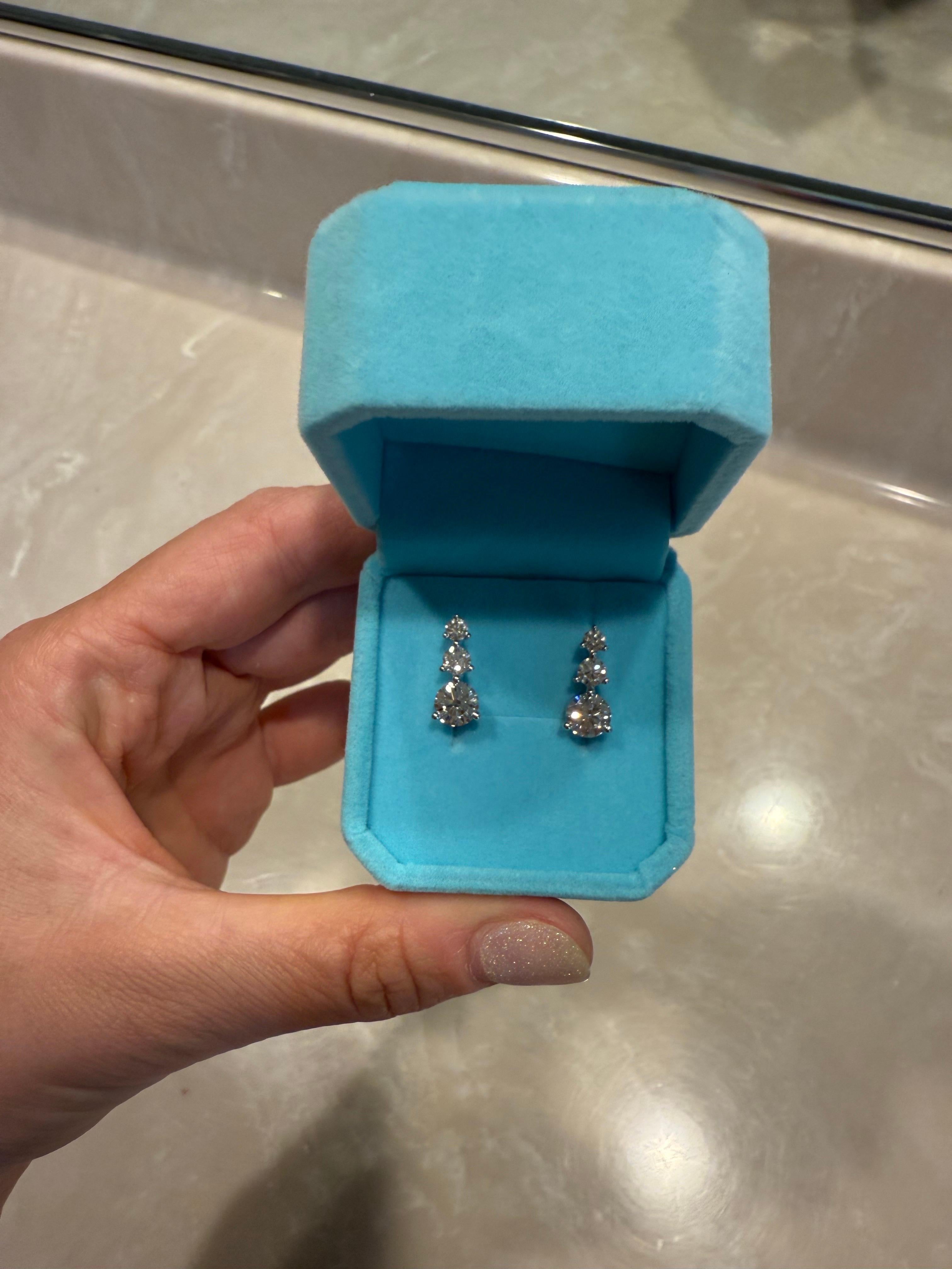 Orecchini di diamanti con chiusura all'inglese MODERNI, unici nel loro genere, in oro 14KT in vendita 2