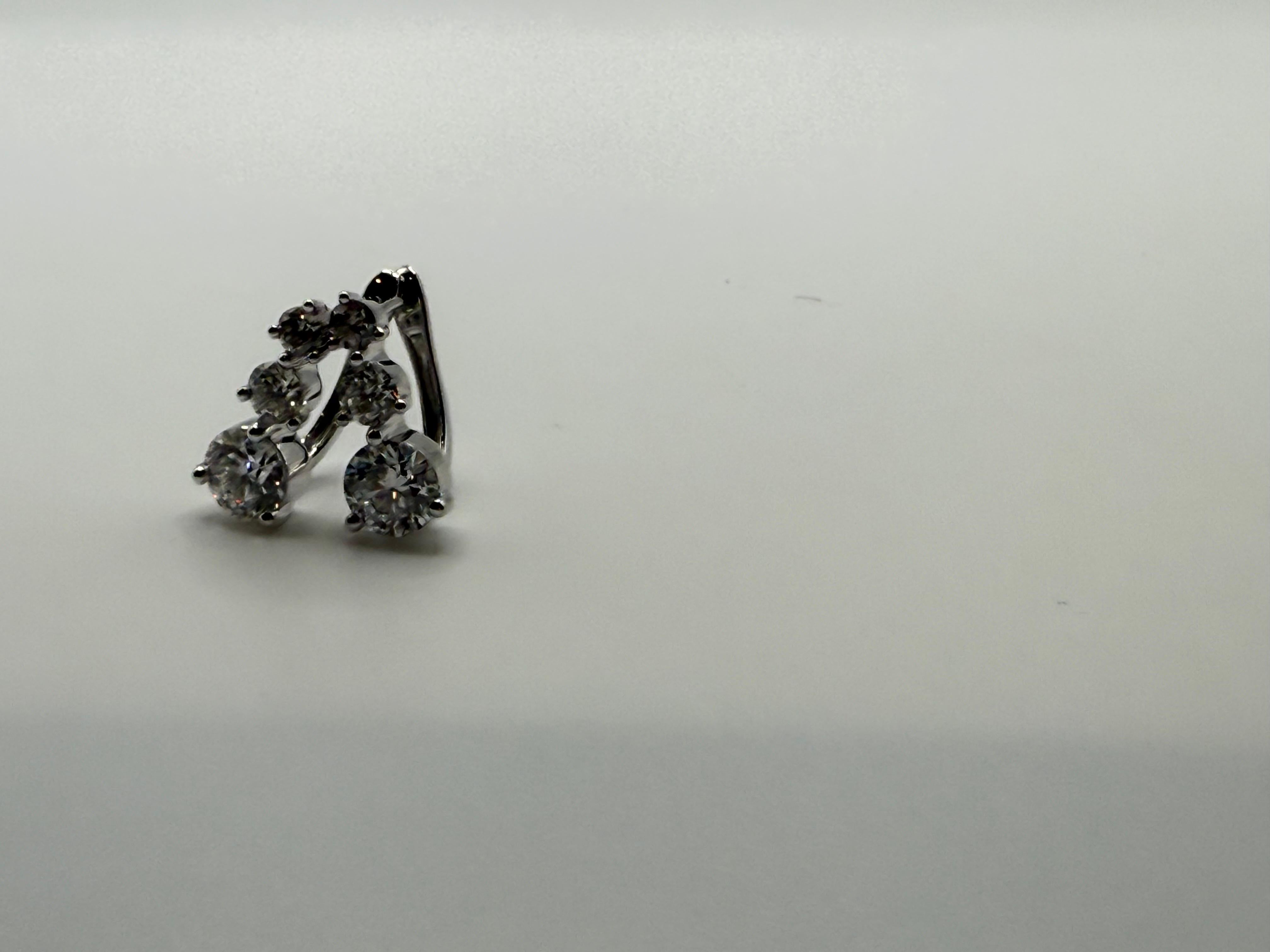 Orecchini di diamanti con chiusura all'inglese MODERNI, unici nel loro genere, in oro 14KT in vendita 3
