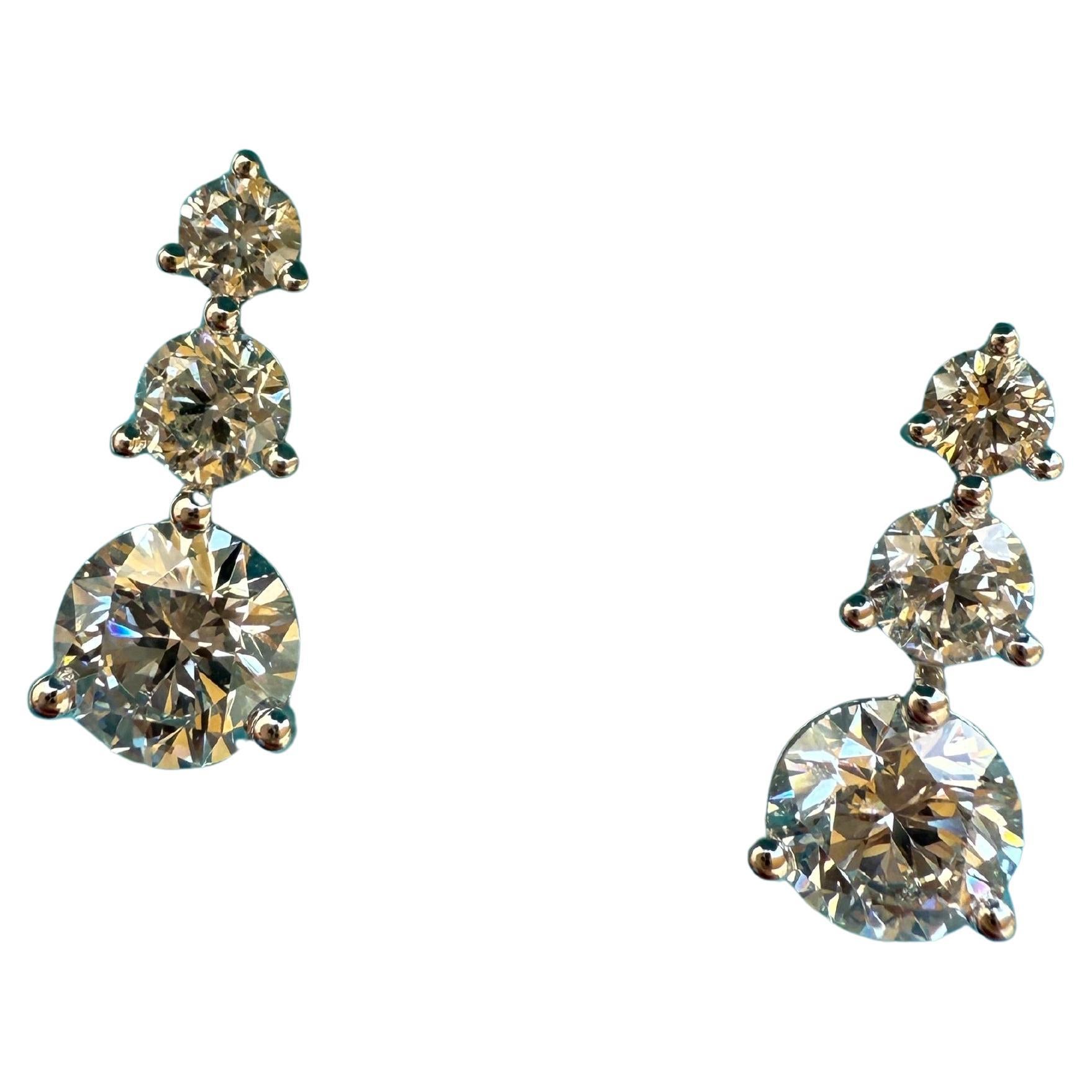 Orecchini di diamanti con chiusura all'inglese MODERNI, unici nel loro genere, in oro 14KT in vendita