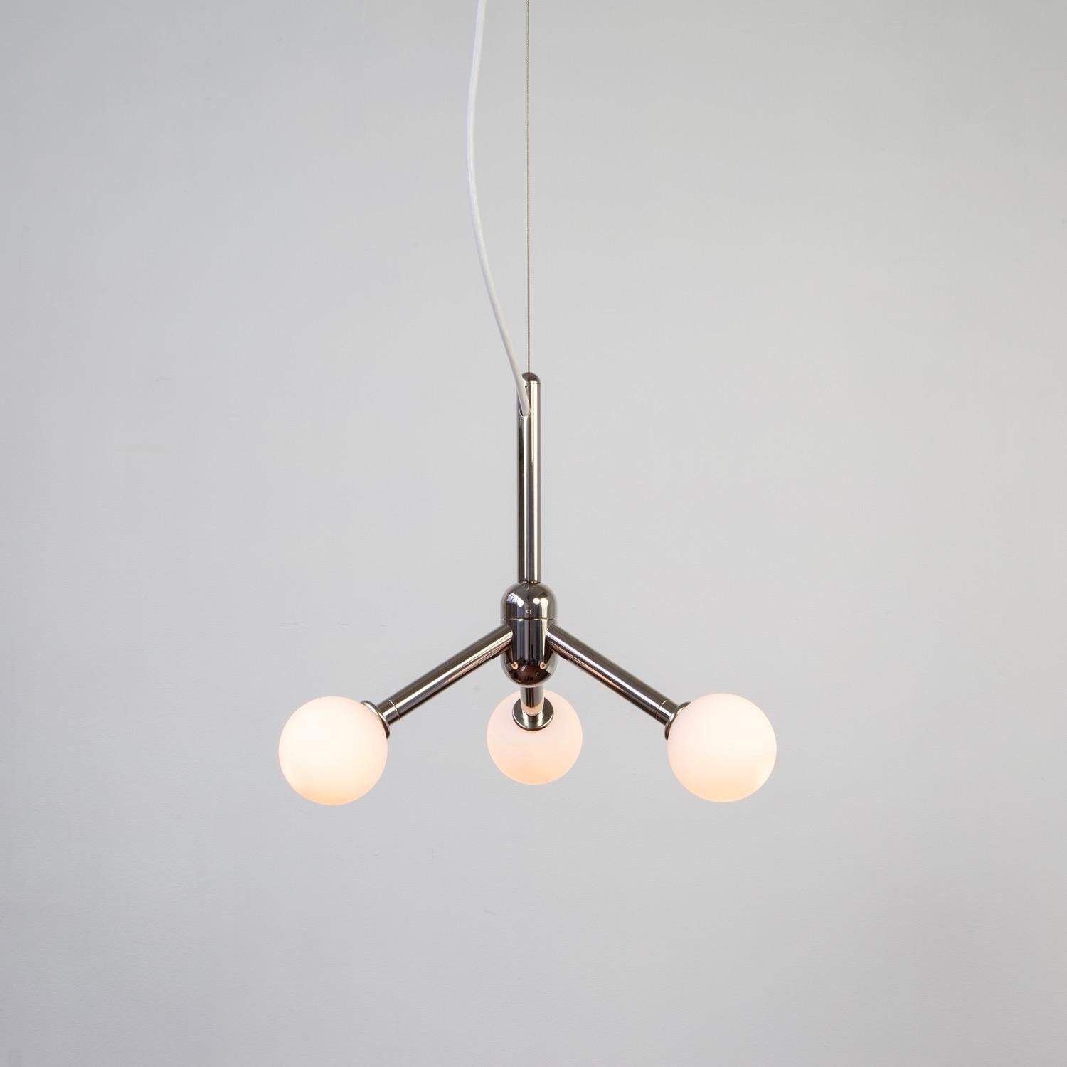 Si tratta di un lampadario unico nel suo genere, con finitura in nichel lucidato a specchio e tre globi di vetro bianco.

-Dimensioni: circa 16 pollici di diametro e 12 di altezza. 
-3x zoccoli G9, 3x lampadine da 4,5w (incluse), 1350 lumen in