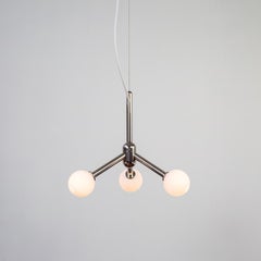 Lampadario moderno in nichel lucido unico nel suo genere con tre globi di vetro bianco