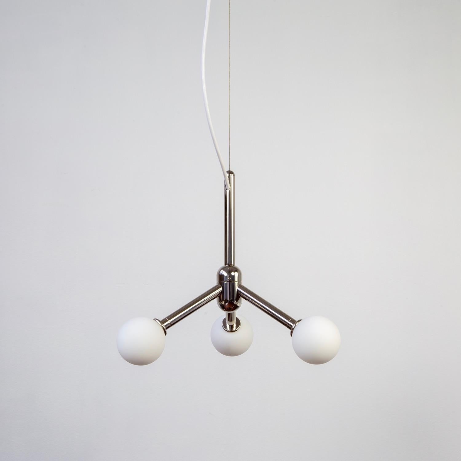 Moderno Lampadario moderno in nichel lucido unico nel suo genere con tre globi di vetro bianco in vendita