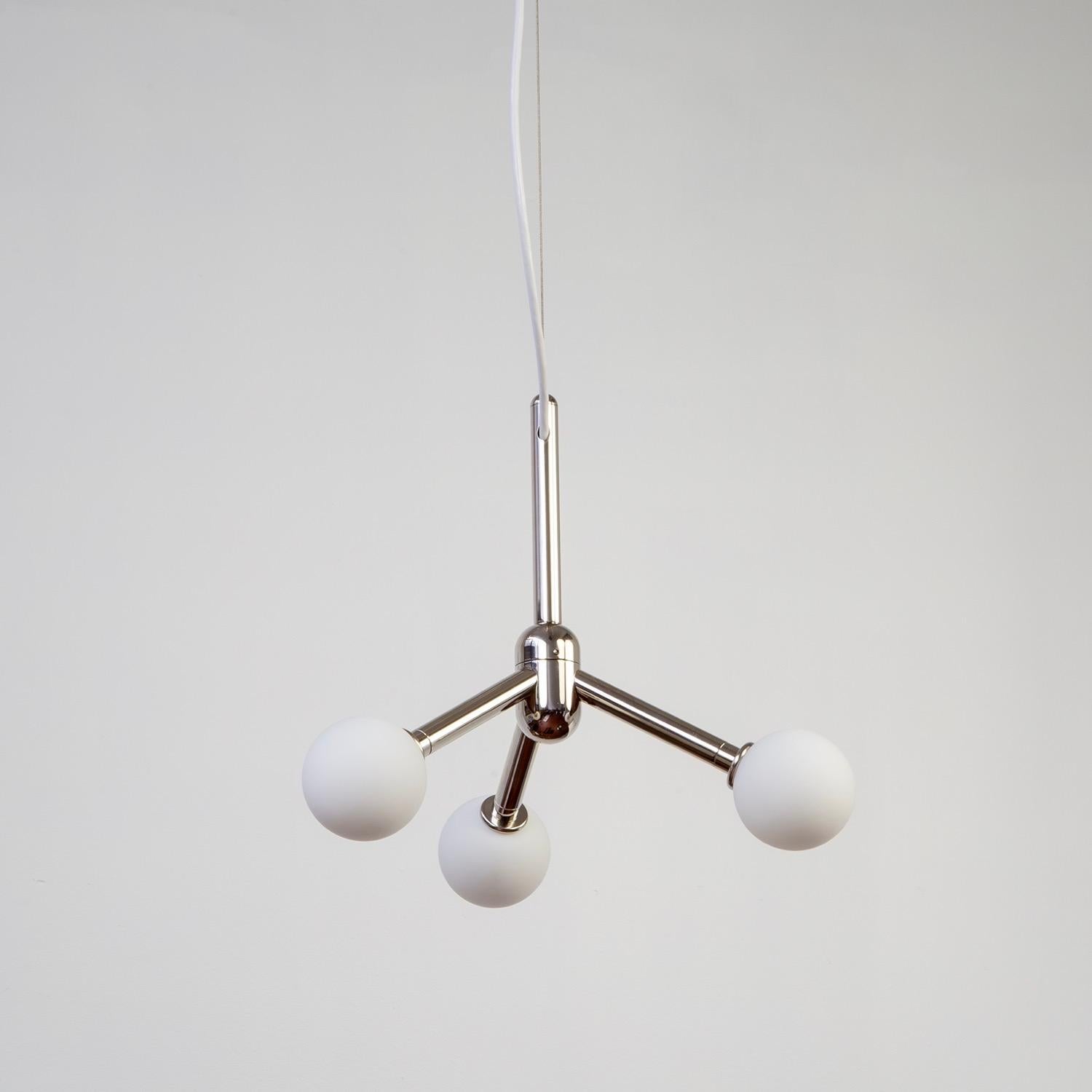 Americano Lampadario moderno in nichel lucido unico nel suo genere con tre globi di vetro bianco in vendita