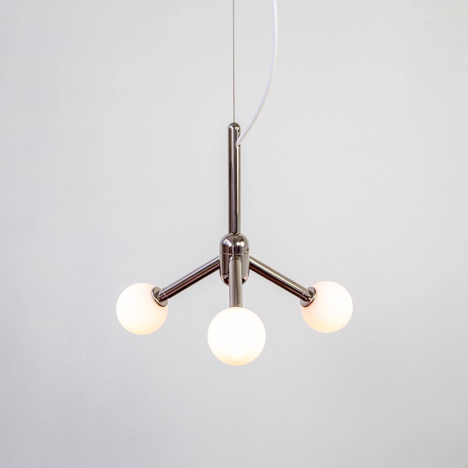 Lampadario moderno in nichel lucido unico nel suo genere con tre globi di vetro bianco In condizioni Nuovo in vendita a Brooklyn, NY