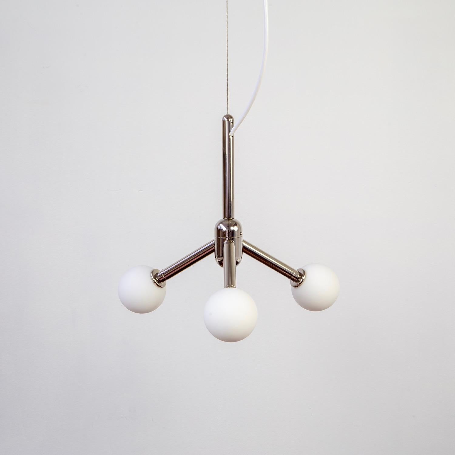 XXI secolo e contemporaneo Lampadario moderno in nichel lucido unico nel suo genere con tre globi di vetro bianco in vendita
