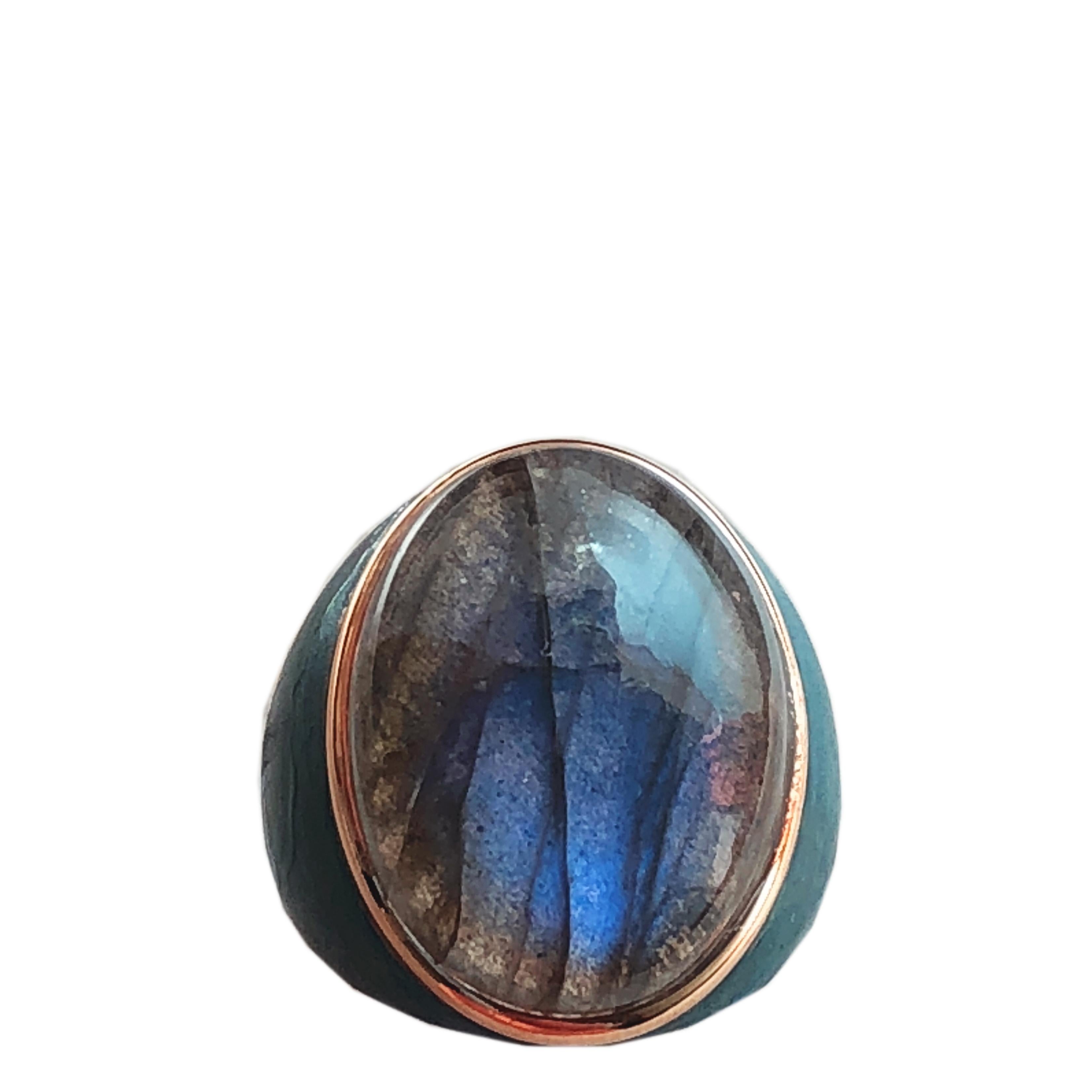 One-of-a-Kind Natural Labradorite Oxidized Brass Gold Peacock Blue Cocktail Ring In New Condition In Valenza, IT
