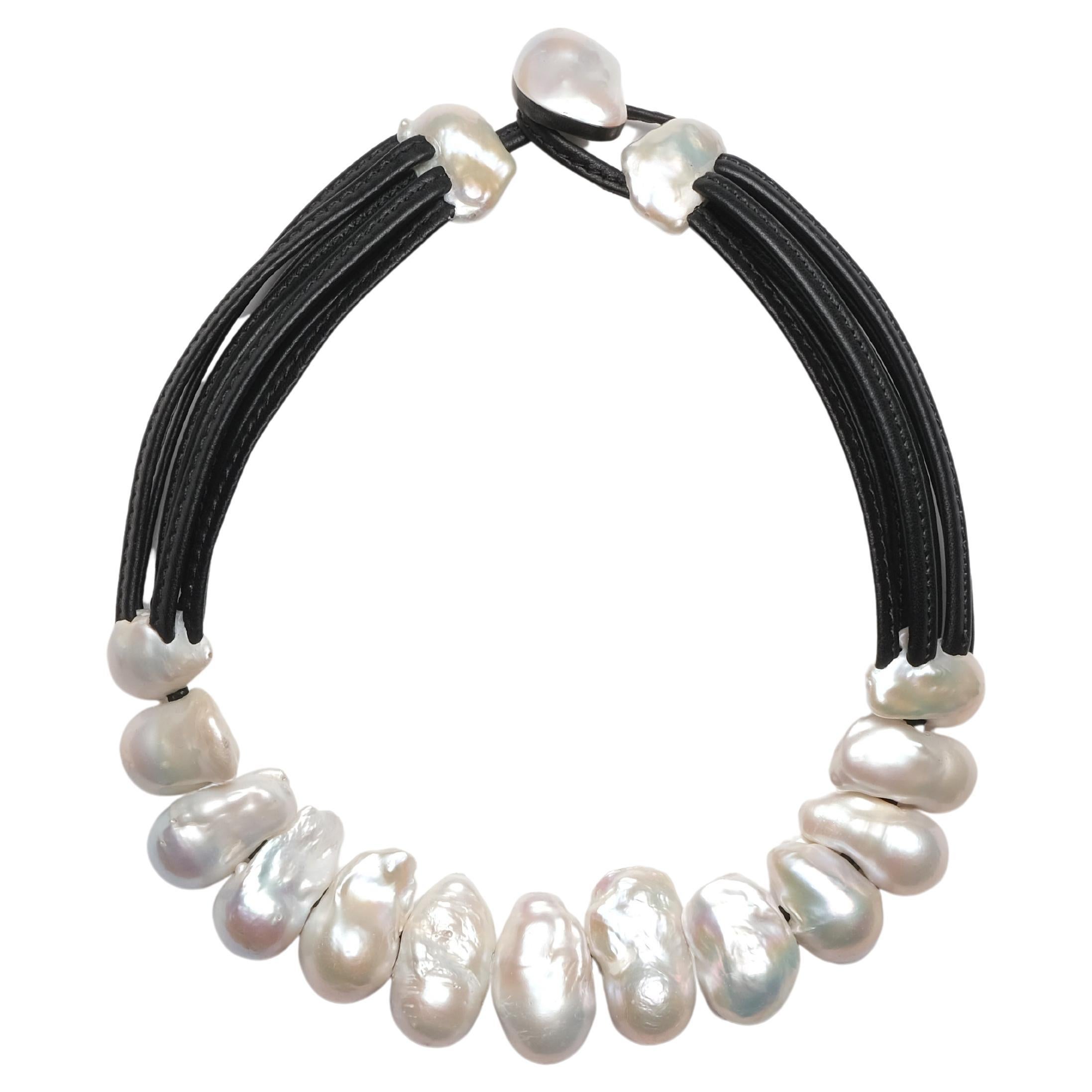 Collier unique en son genre en perles baroques de la marque danoise Monies en vente