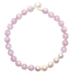 Collar único de kunzita y perlas de la marca danesa Monies