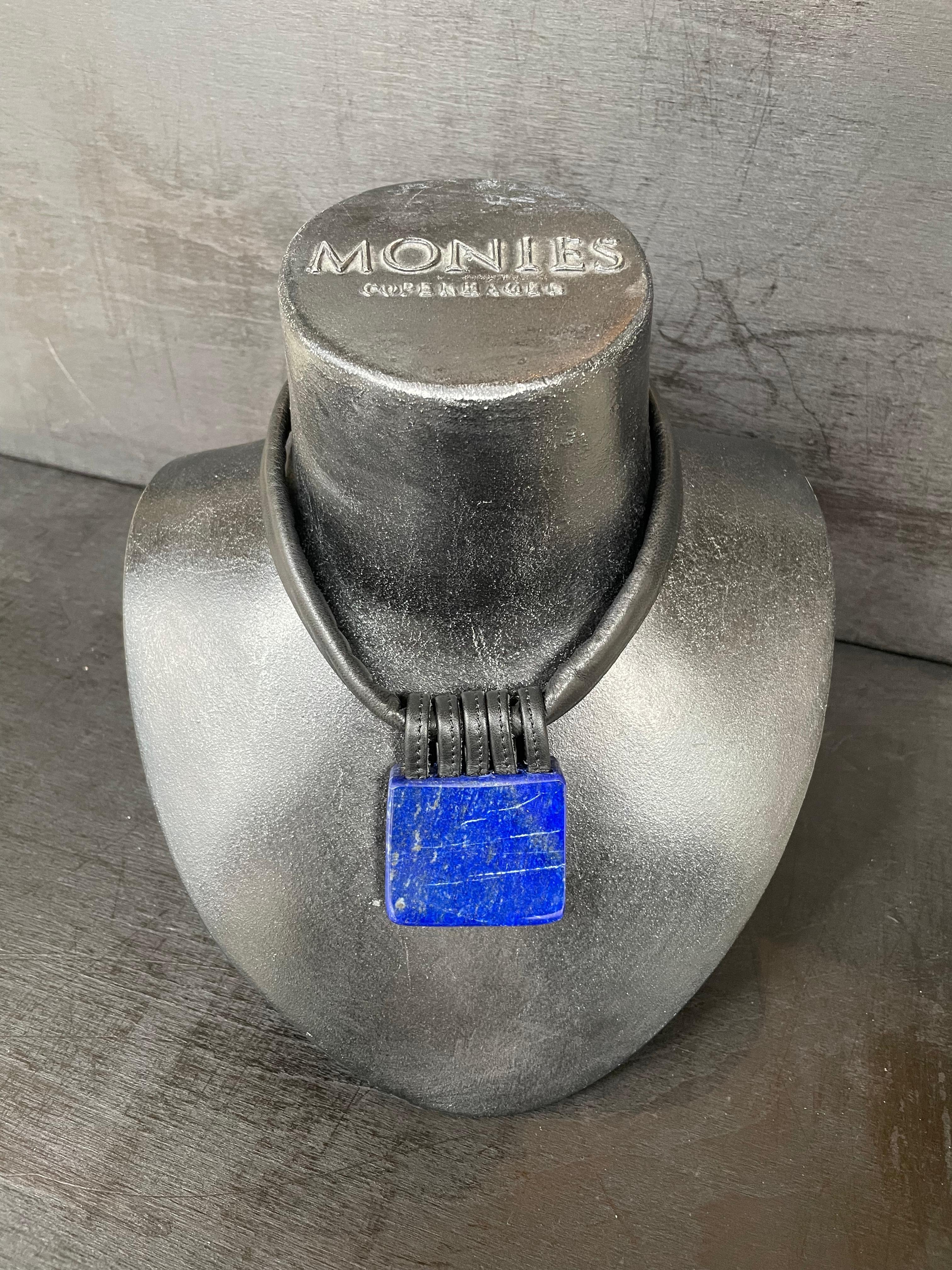 Einzigartige Halskette der dänischen Schmuckmarke Monies. 
Hergestellt aus Lapislazuli und Leder, mit Lederverschluss. 

Handgefertigt im Monies-Atelier in Kopenhagen.