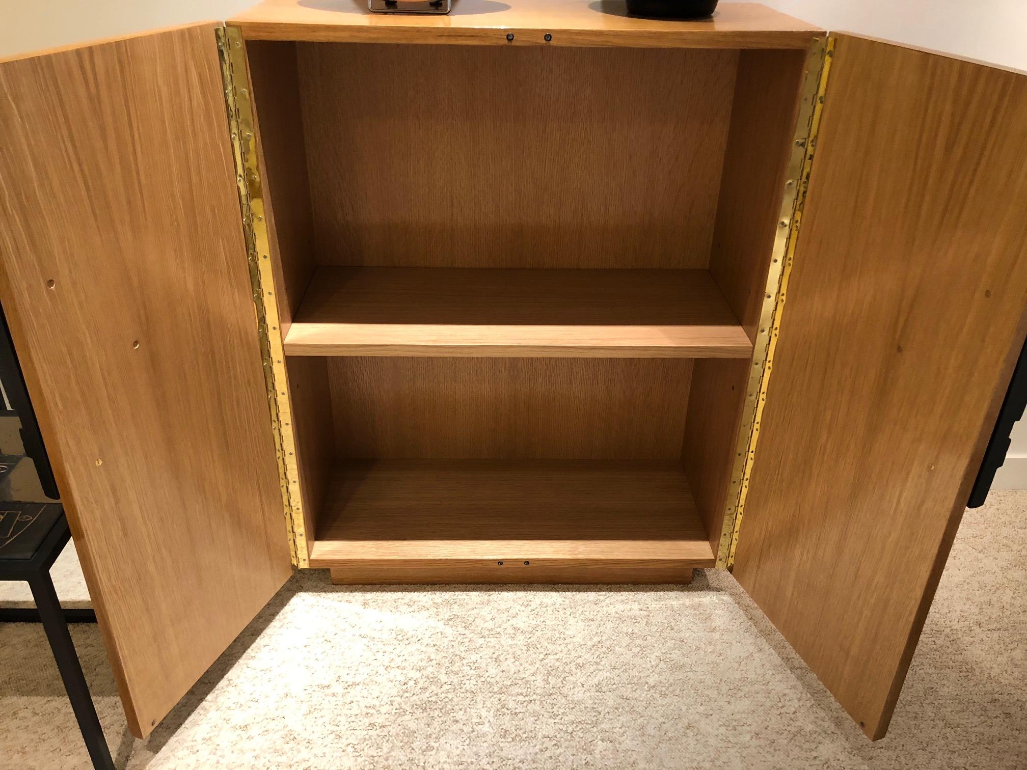 Armoire en chêne unique en son genre avec poignées en céramique signée par Dalo en vente 5