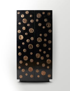 Armadio OAK One of A Kind con medaglioni in ceramica firmato da Dalo