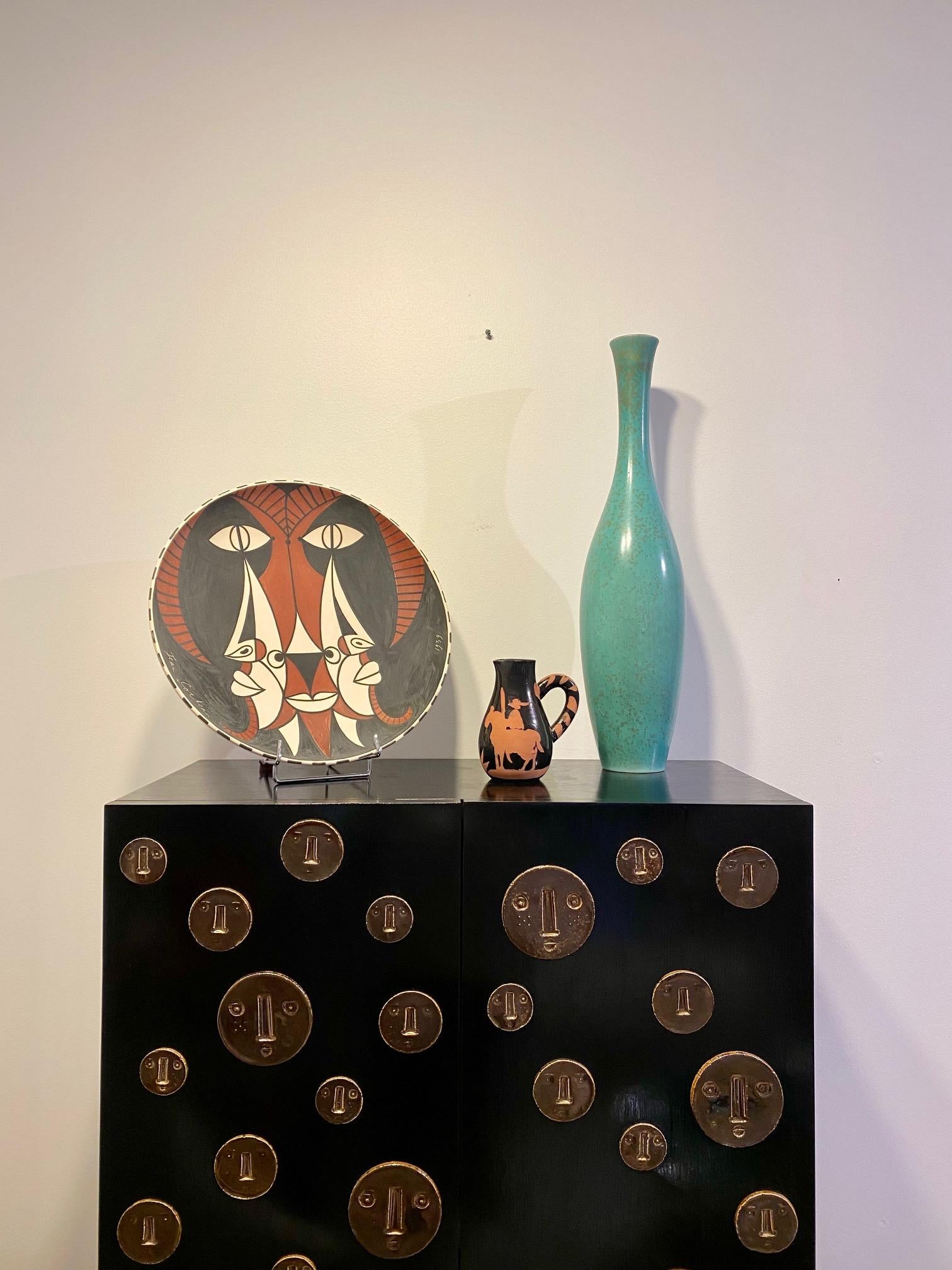 Einzigartiger Eichenholzschrank mit Keramikmedaillons, signiert von Dalo im Angebot 2