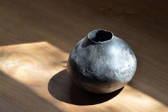 Vase Omen unique en son genre en ciment pigmenté par Studio Noon