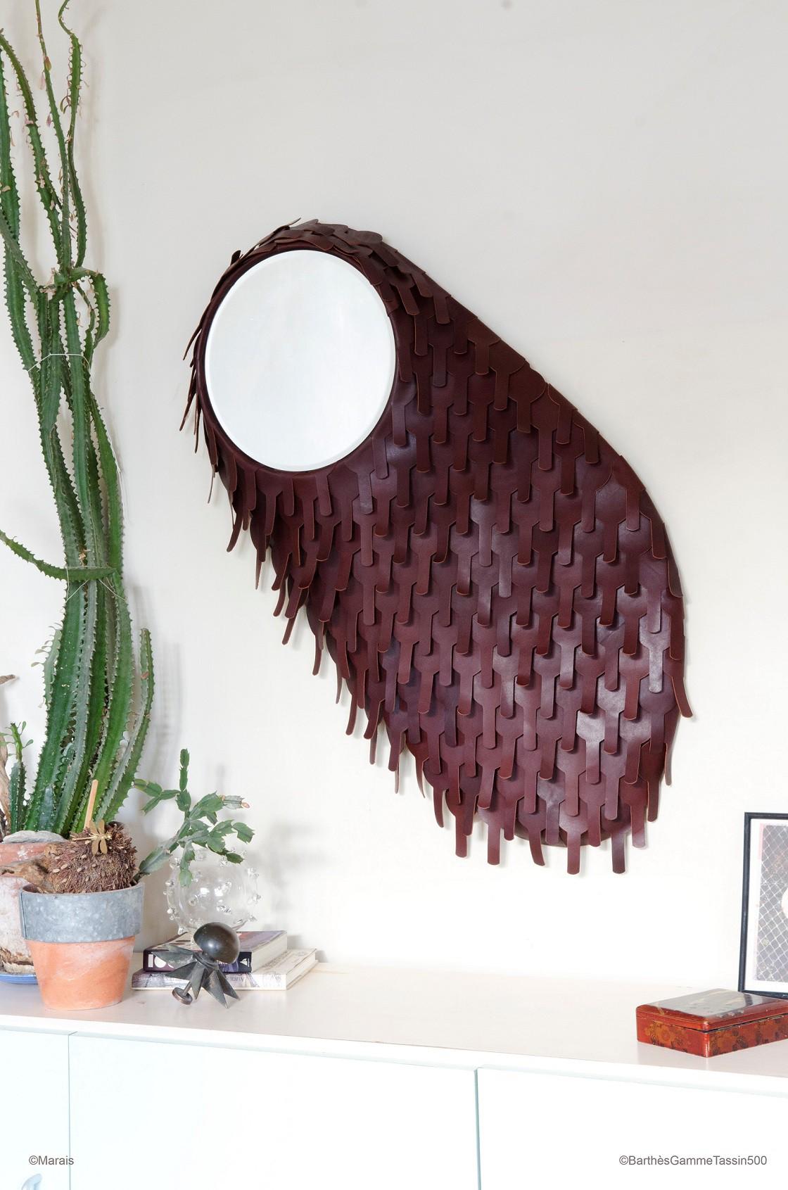 One of a kind carved mirror dressed in gorgeous leather, Bordeaux color leather: front and back Structure: Acrylic resin, hemp, organic design
Measure: H 102 cm/40.15 in x w 52 cm/20.47 in.
Mirror: 30 cm/11.81 in
Mounting: 1 hook
Unique model in