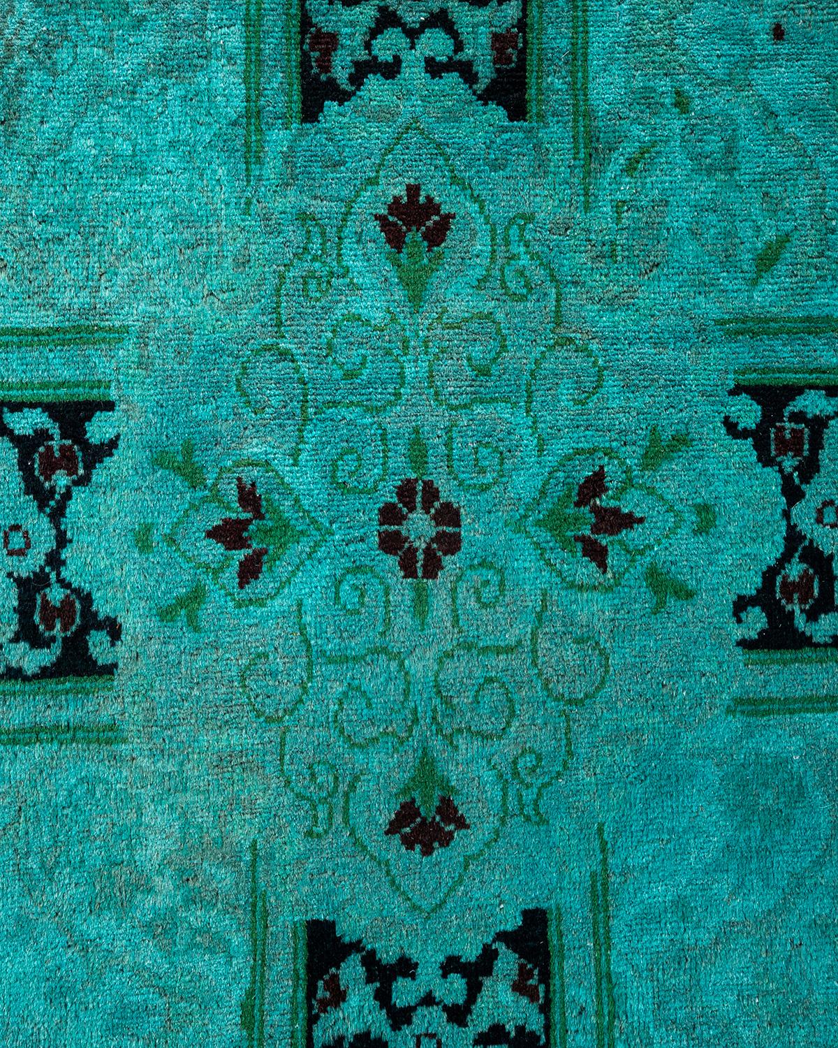 Pakistanais Tapis de sol unique en son genre en laine surteinte nouée à la main bleu clair en vente