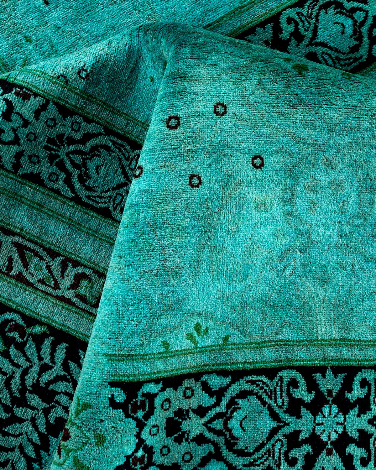 Tapis de sol unique en son genre en laine surteinte nouée à la main bleu clair en vente 1
