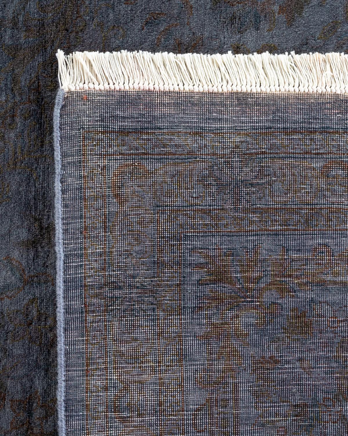 XXI secolo e contemporaneo Tappeto da giardino One of a Kind Overdyed in lana annodata a mano di colore grigio chiaro in vendita