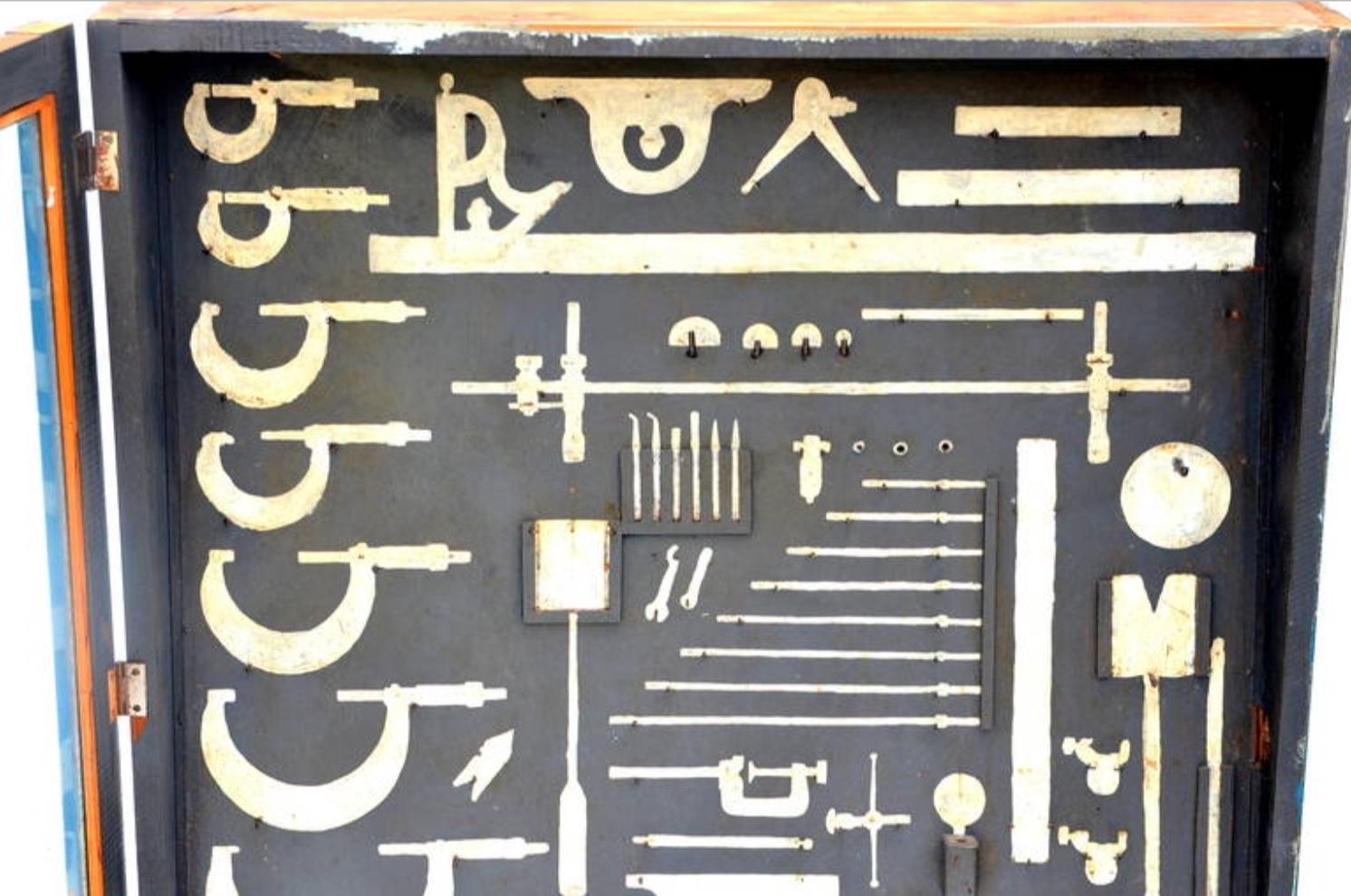 Einzigartiger bemalter Werkzeugschrank für Mechaniker (Mitte des 20. Jahrhunderts) im Angebot
