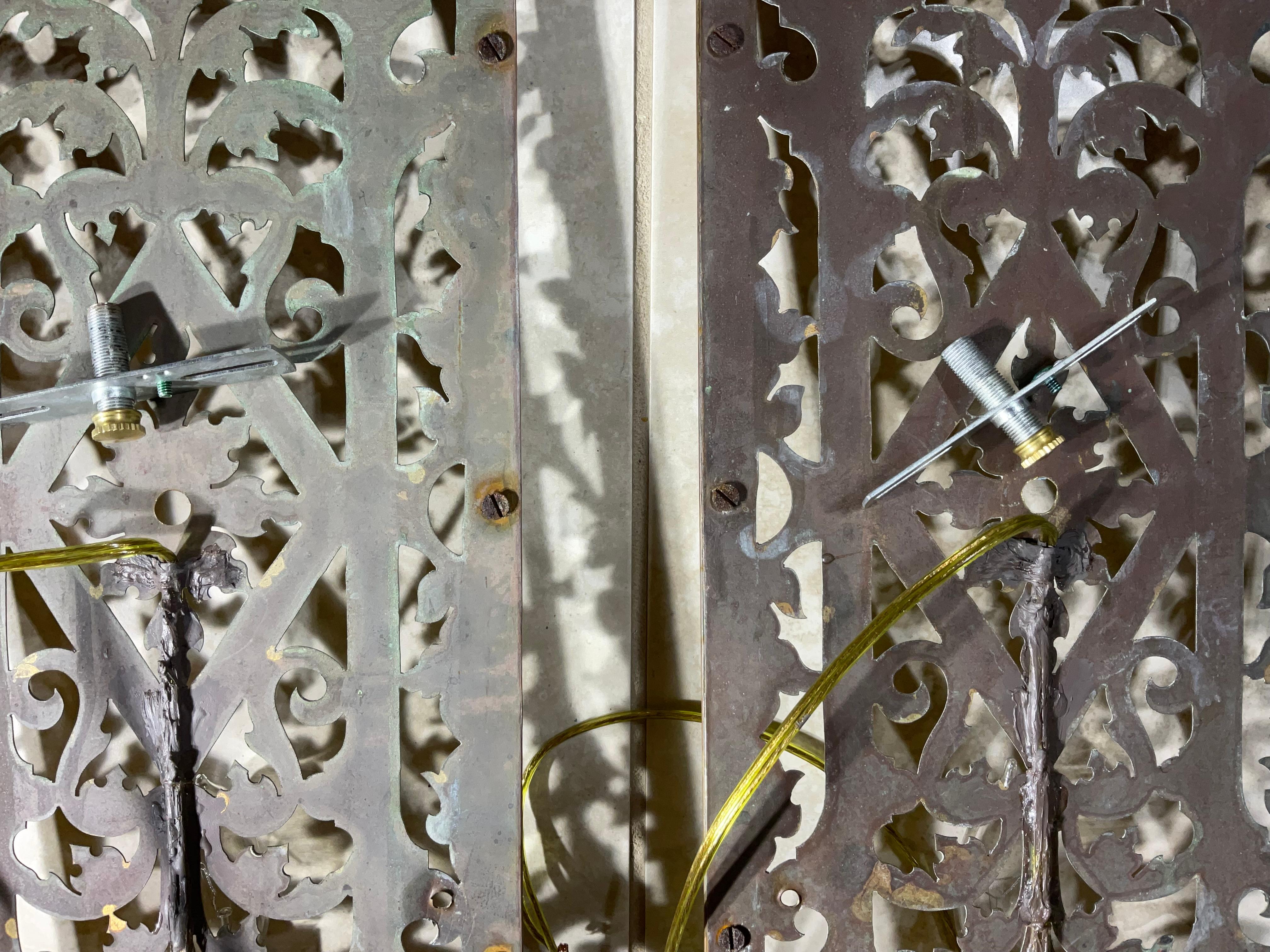 Unverwechselbar  Paar antike elektrifizierte Wandleuchter aus Messing im Art-déco-Stil (20. Jahrhundert) im Angebot