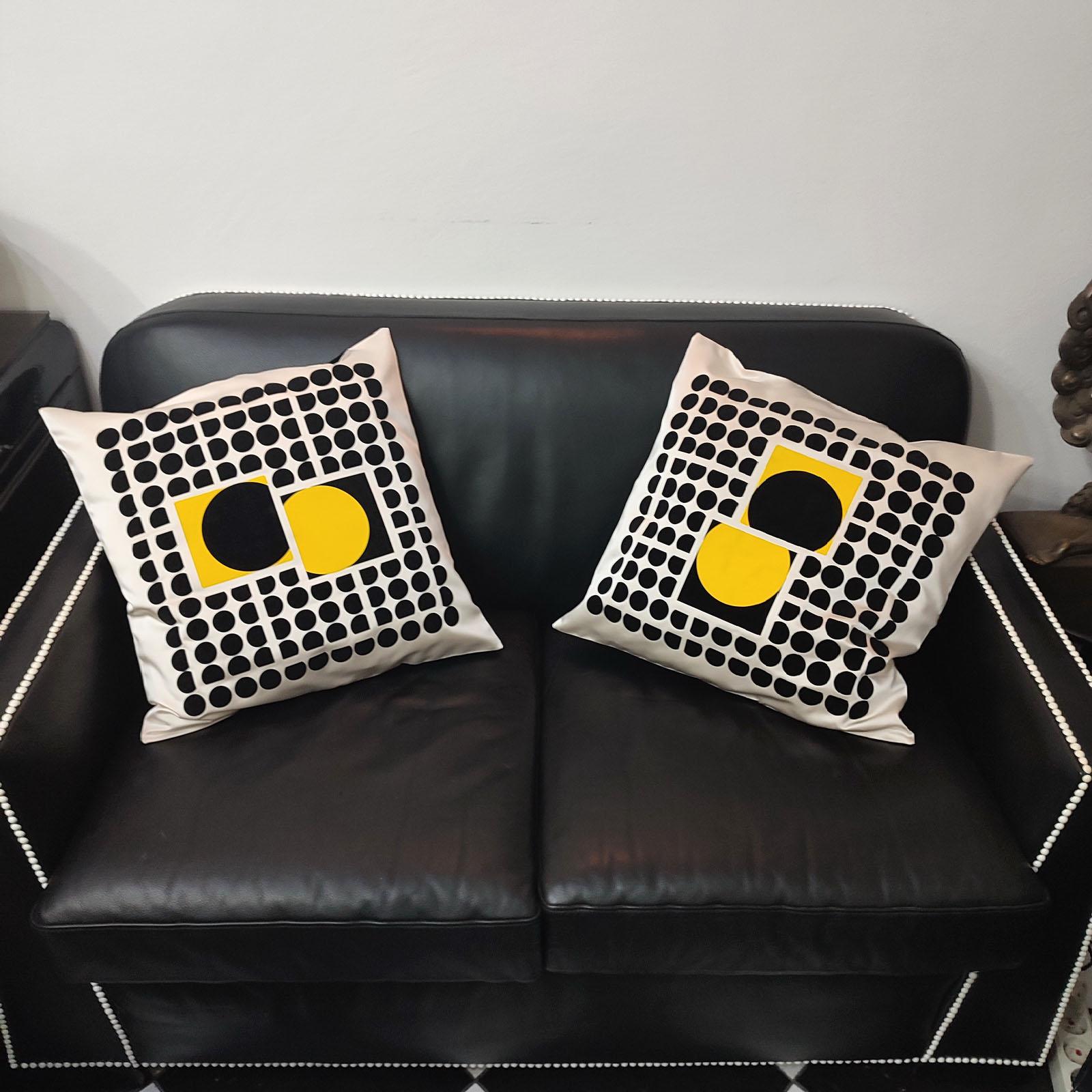 Einzigartiges Paar dekorativer Kissen, handgefertigt + computerunterstütztes geometrisches Design nach Vasarely. Dieses Kissen aus Rayonsamt und Seidentaft ist die Nummer VI aus der Serie 