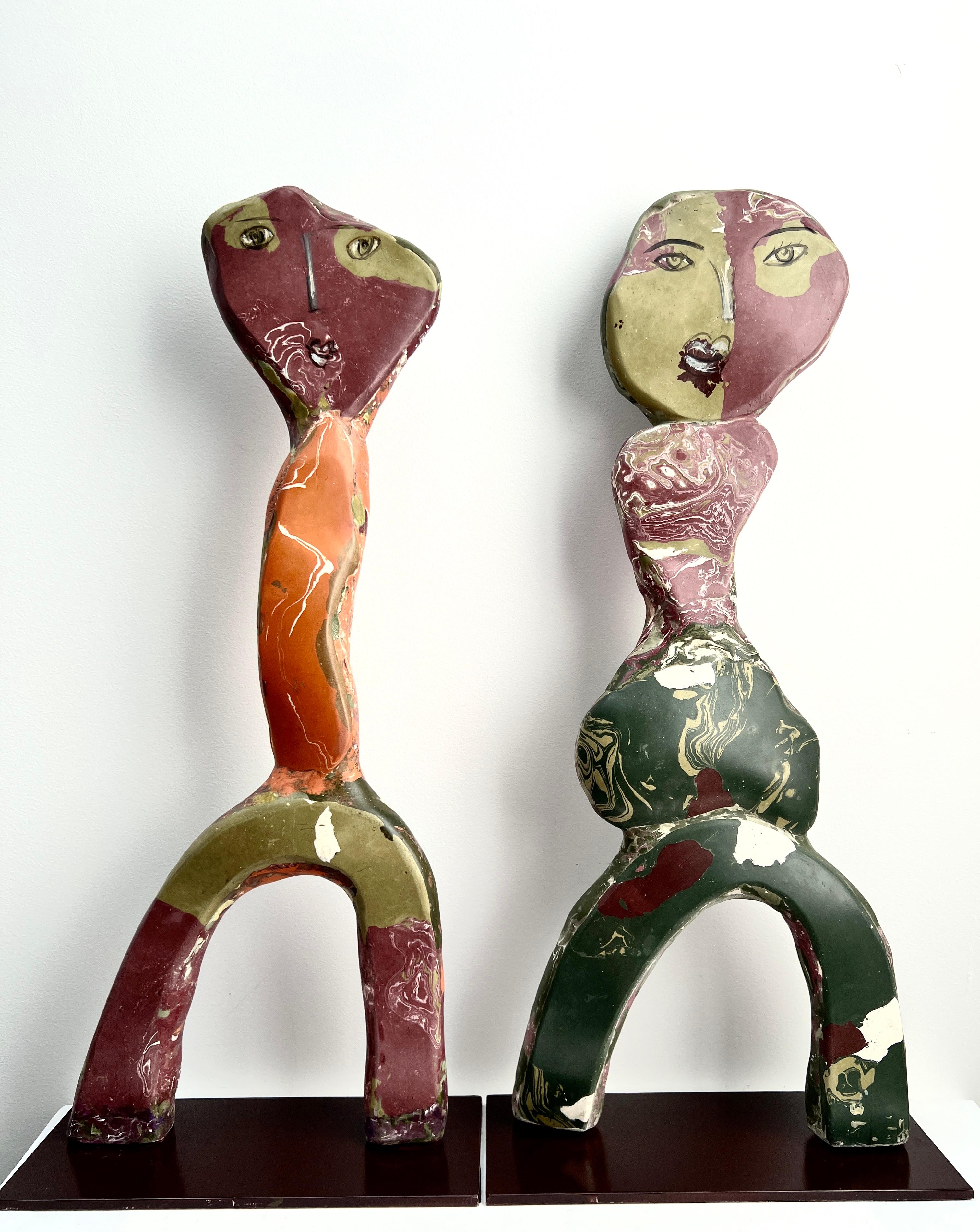  Alta 63 cm, questa coppia di sculture uniche rappresenta una coppia, lavorata a mano con colori pigmentati.  scagliola - un lungo processo che prevede diverse fasi di lavorazione artigianale, levigatura, stuccatura e lucidatura per ottenere una