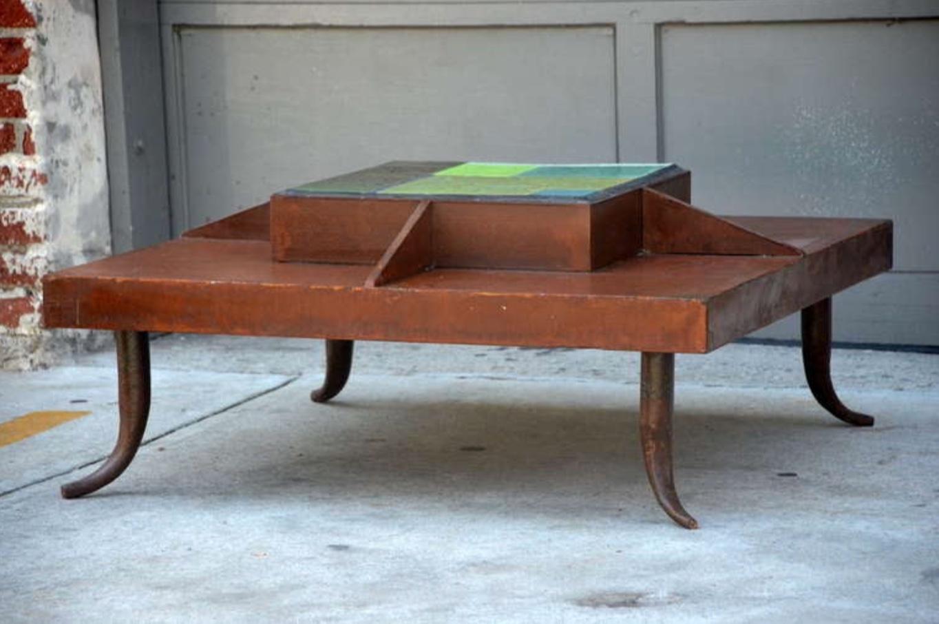 Table basse unique en son genre en acier patiné et carreaux, de type Studio Art Bon état - En vente à Los Angeles, CA