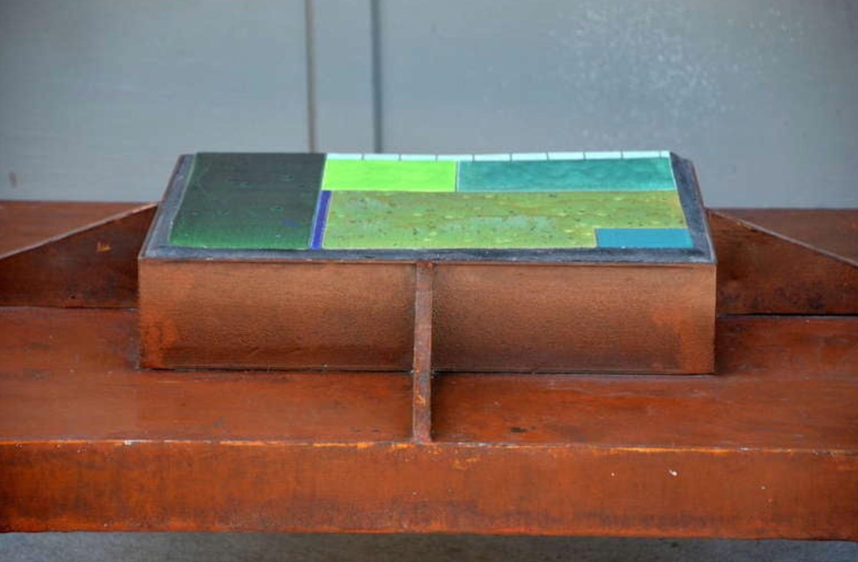 20ième siècle Table basse unique en son genre en acier patiné et carreaux, de type Studio Art en vente