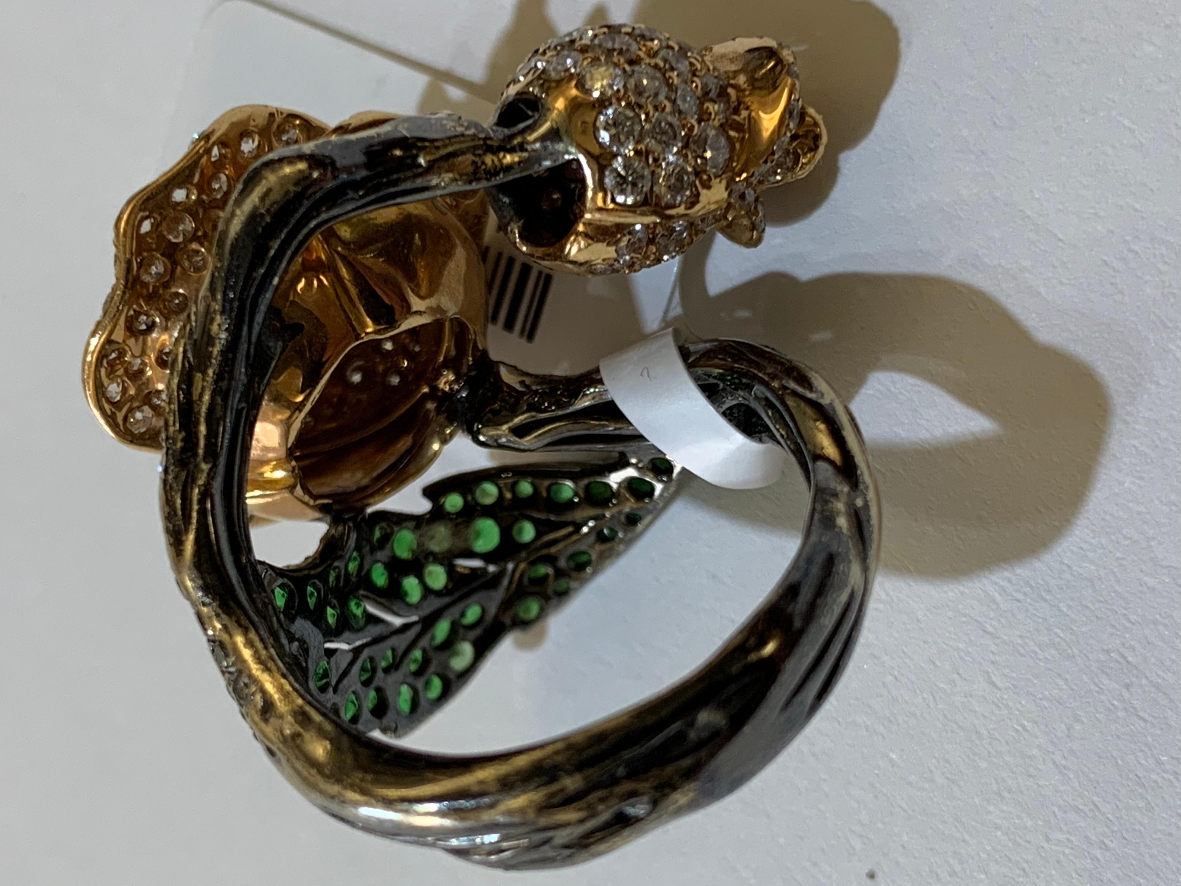 Moderne Bague unique en or 18k avec diamant pavé et rose en vente