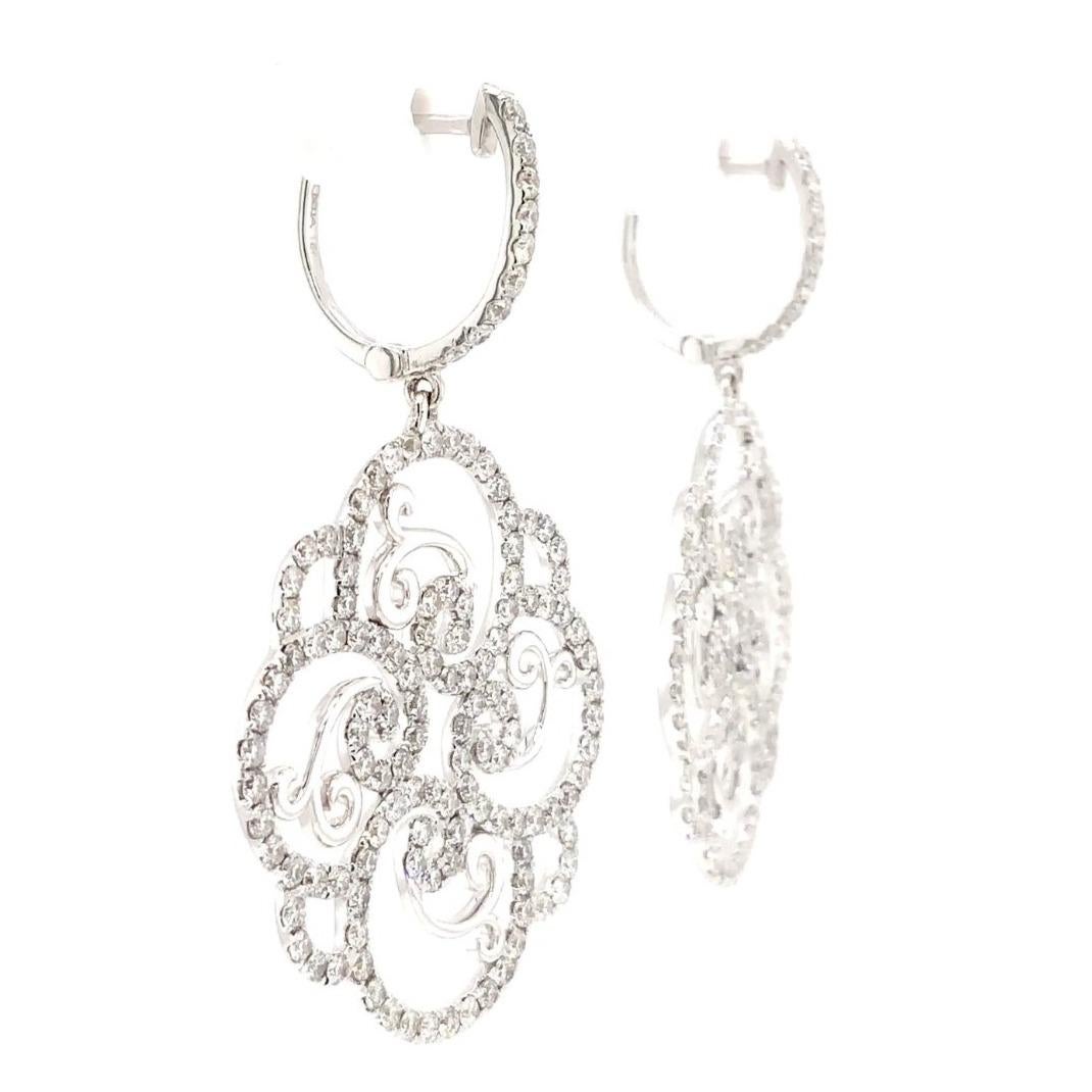 Taille brillant One Of A Kind Boucles d'oreilles pendantes en or blanc 18 carats avec pavé de diamants en filigrane en vente