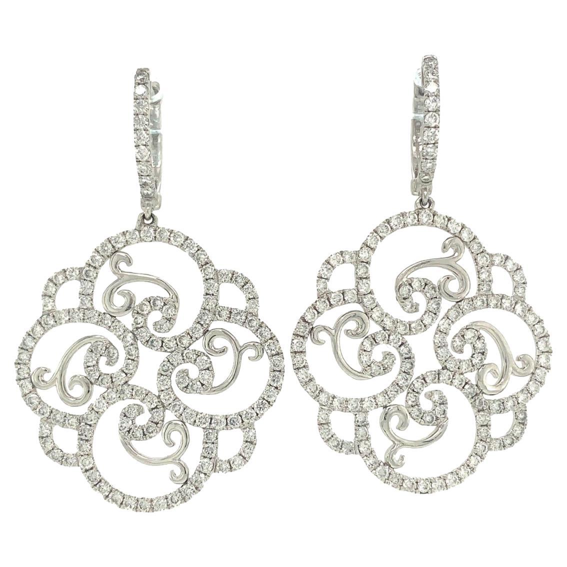 One Of A Kind Boucles d'oreilles pendantes en or blanc 18 carats avec pavé de diamants en filigrane en vente
