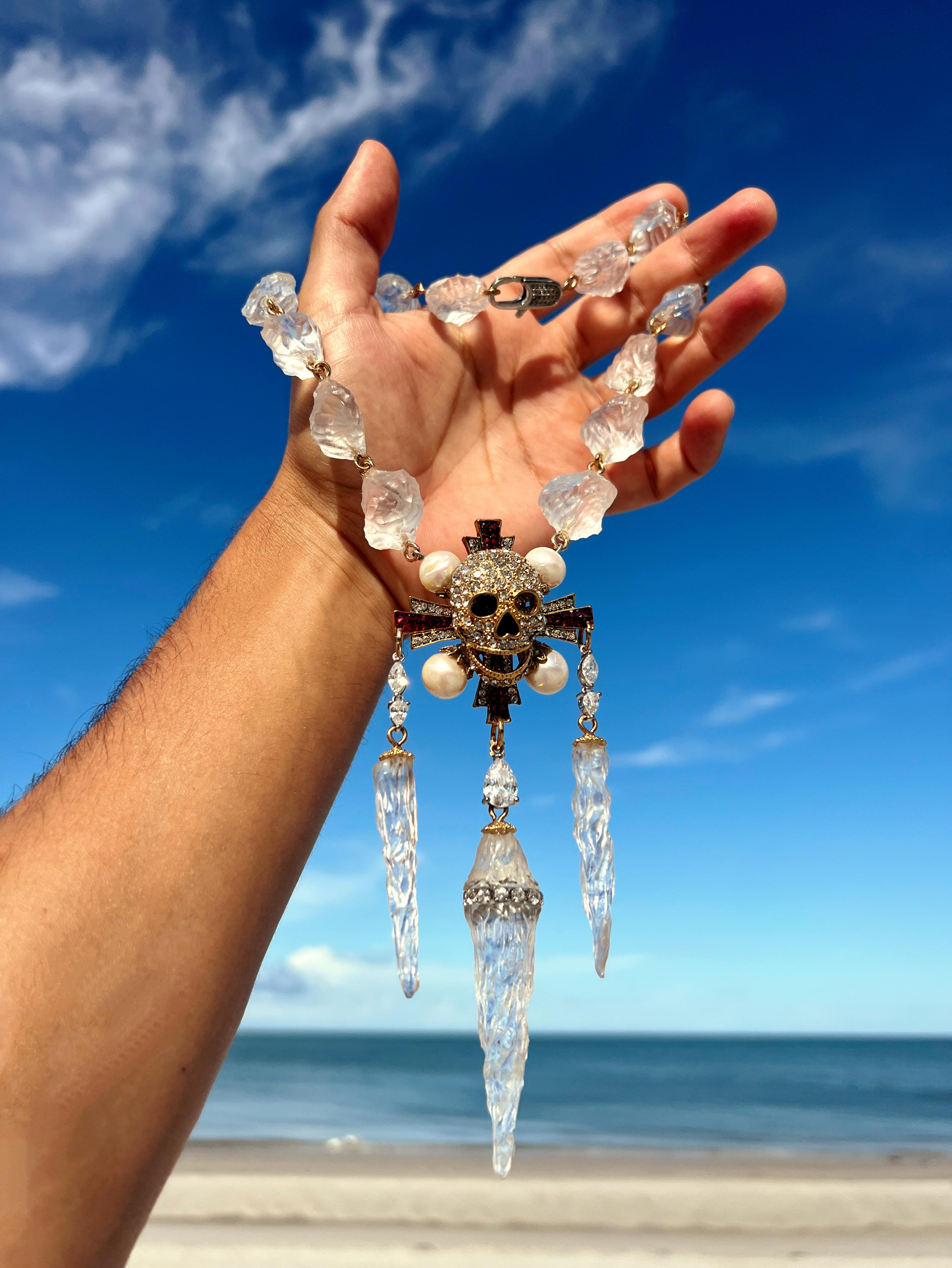 Osa distinguerti con questa collana all'avanguardia, unica nel suo genere, che fonde arte, audacia e artigianalità. Al centro, un teschio d'oro scintillante, incrostato di scintillanti cristalli Swarovski, è incastonato in una croce neoclassica