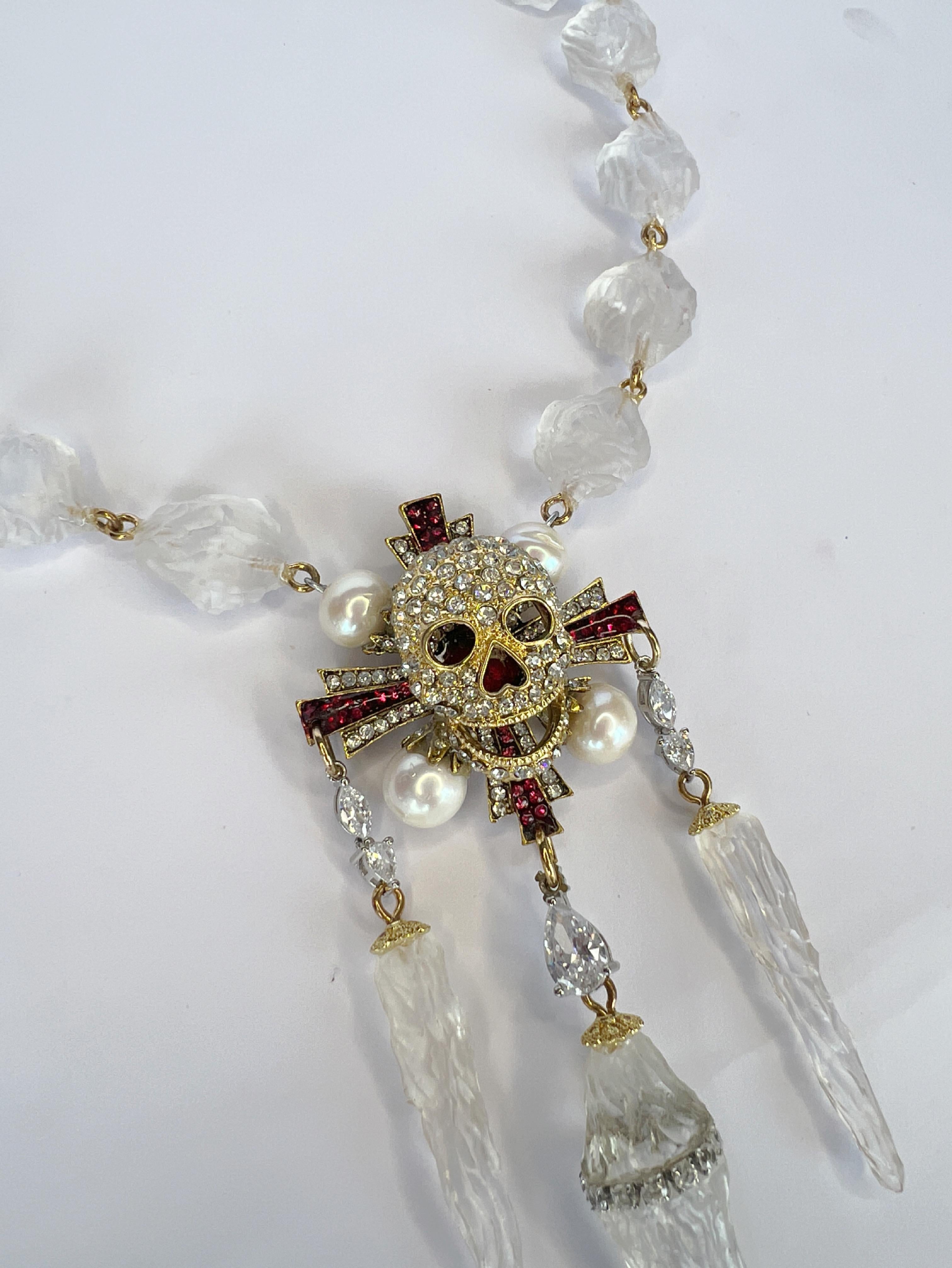 Collana con teschio di perle, smalto e cristalli Swarovski unica nel suo genere in vendita 1