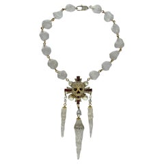 Collar único de perlas, esmalte y calavera de cristal de Swarovski