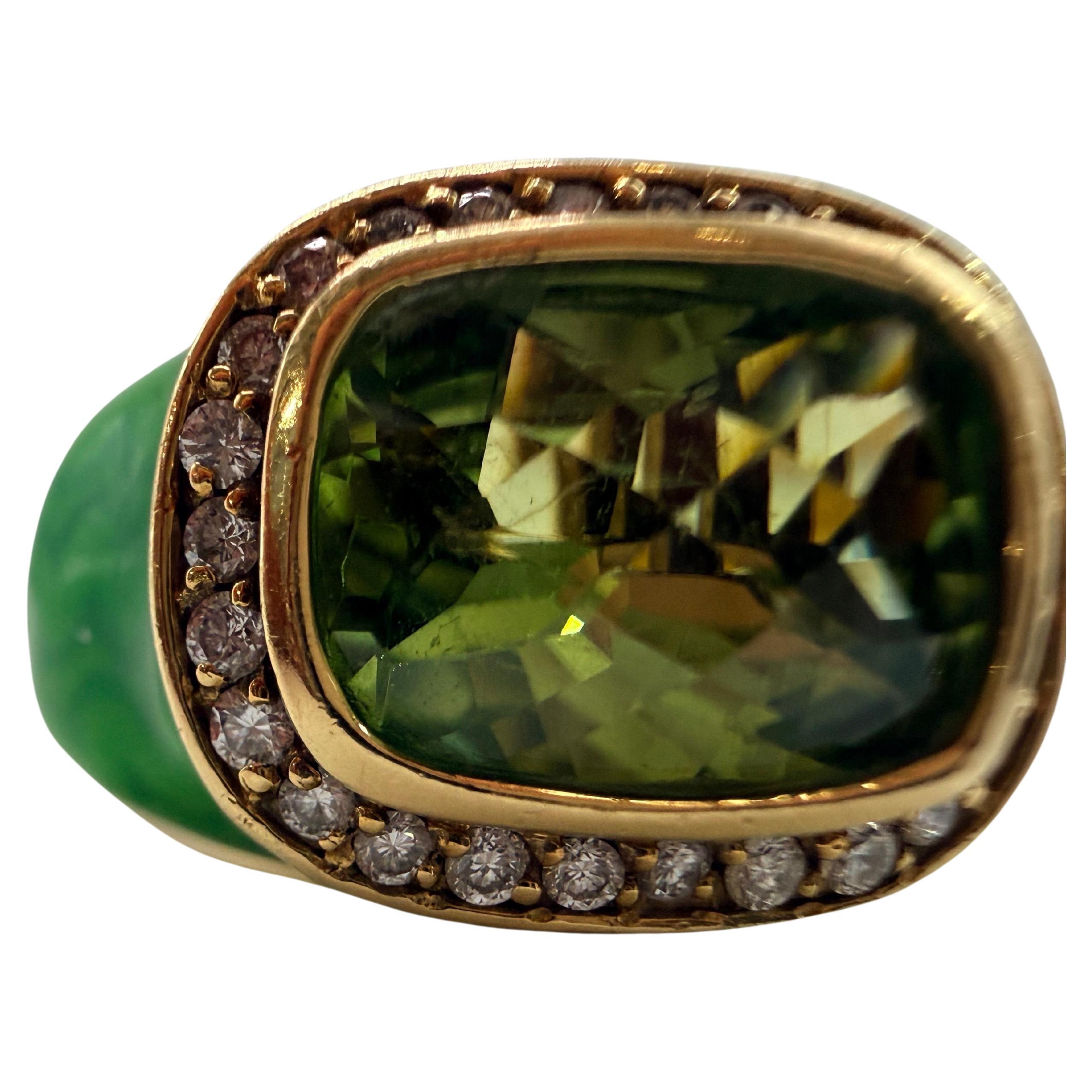 Für die Liebhaber des Grüns! Dieser Ring ist sehr speziell. mit einem großen Peridot 2,74 Karat und 0,26 Karat Diamanten in 18Kt Gold, Diamanten sind VS-SI Klarheit und G Farbe. Der Ring hat atemberaubende Emaille Verarbeitung, Jahr des Ringes ist