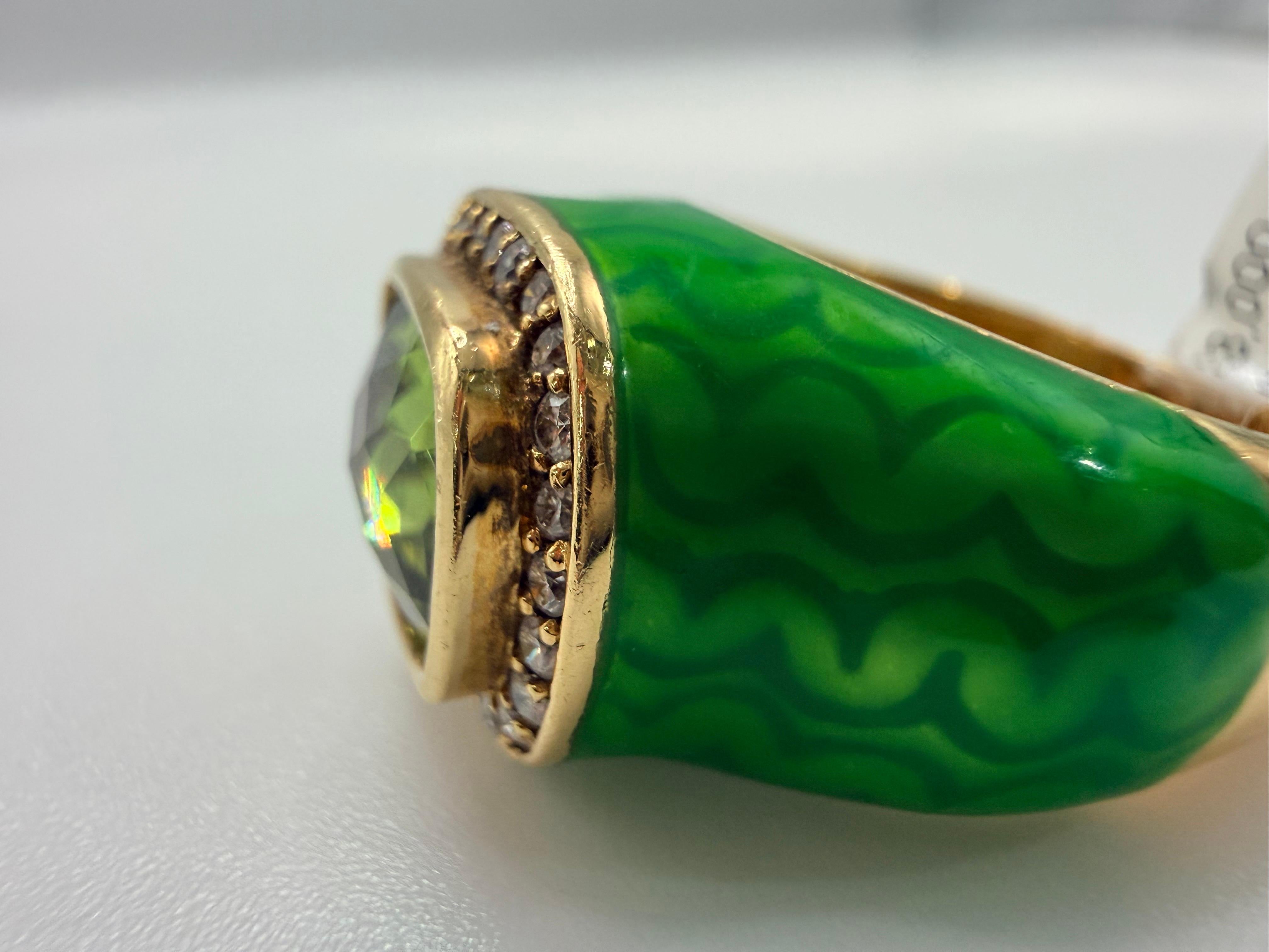 Einzigartiger Peridot & Diamant-Emaille-Ring 18KT im Zustand „Hervorragend“ im Angebot in Boca Raton, FL