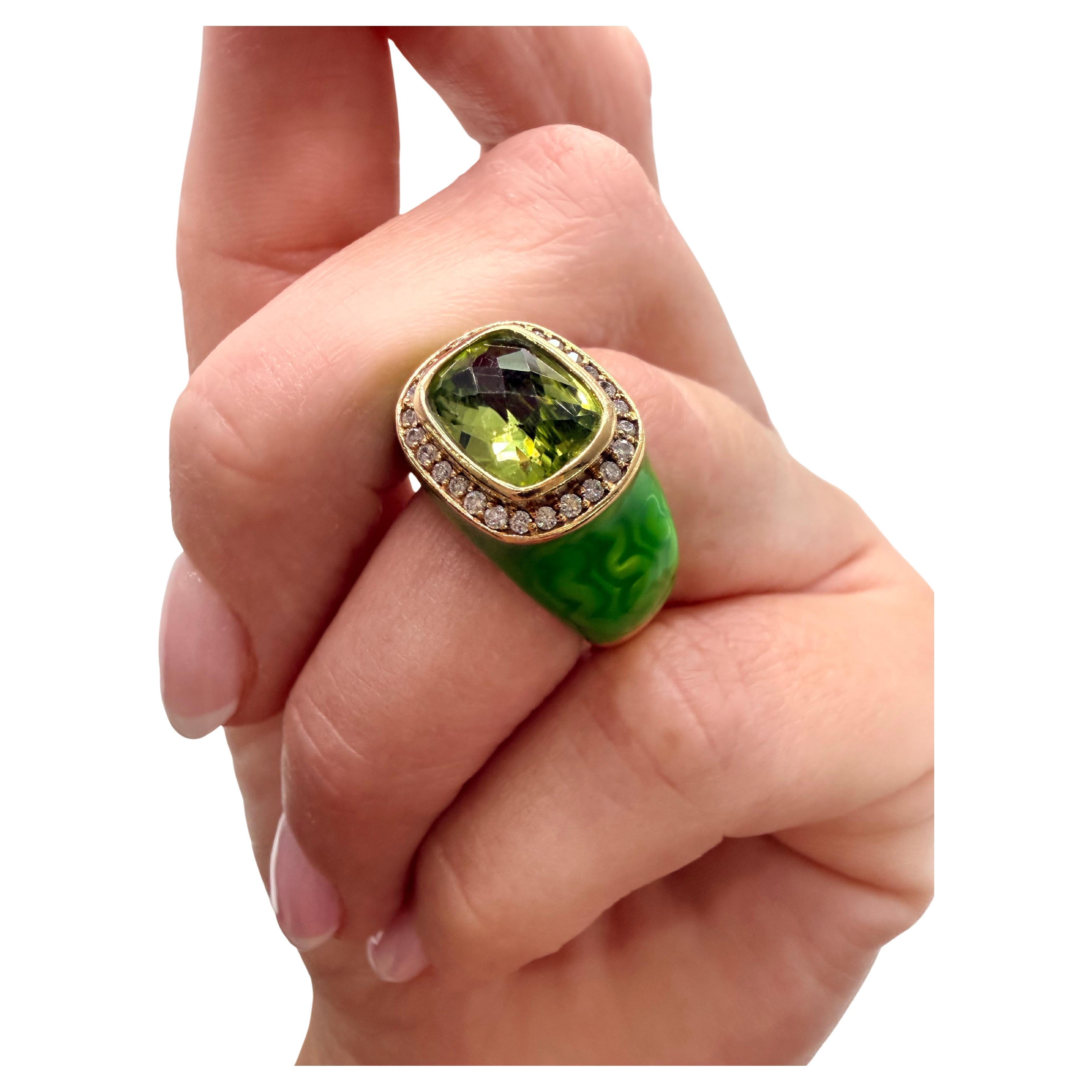 Einzigartiger Peridot
Diamant-Emaille-Ring 18KT