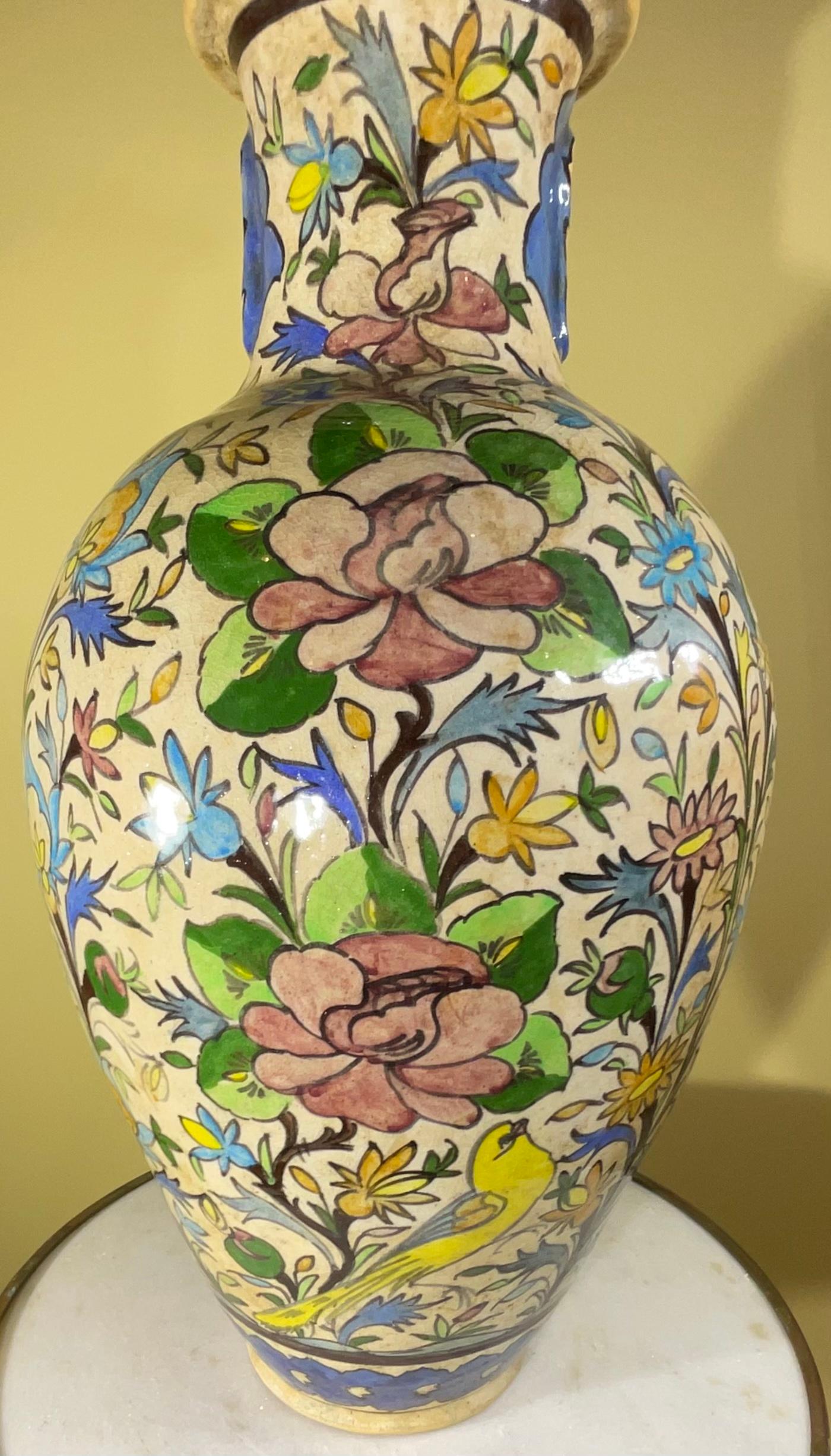 Schöne Vase aus persischer Keramik, handbemalt und glasiert mit bunten Motiven von Vögeln, Bäumen, Blumen und Ranken auf cremefarbenem Hintergrund.
 Großartiges Kunstobjekt zum Ausstellen.