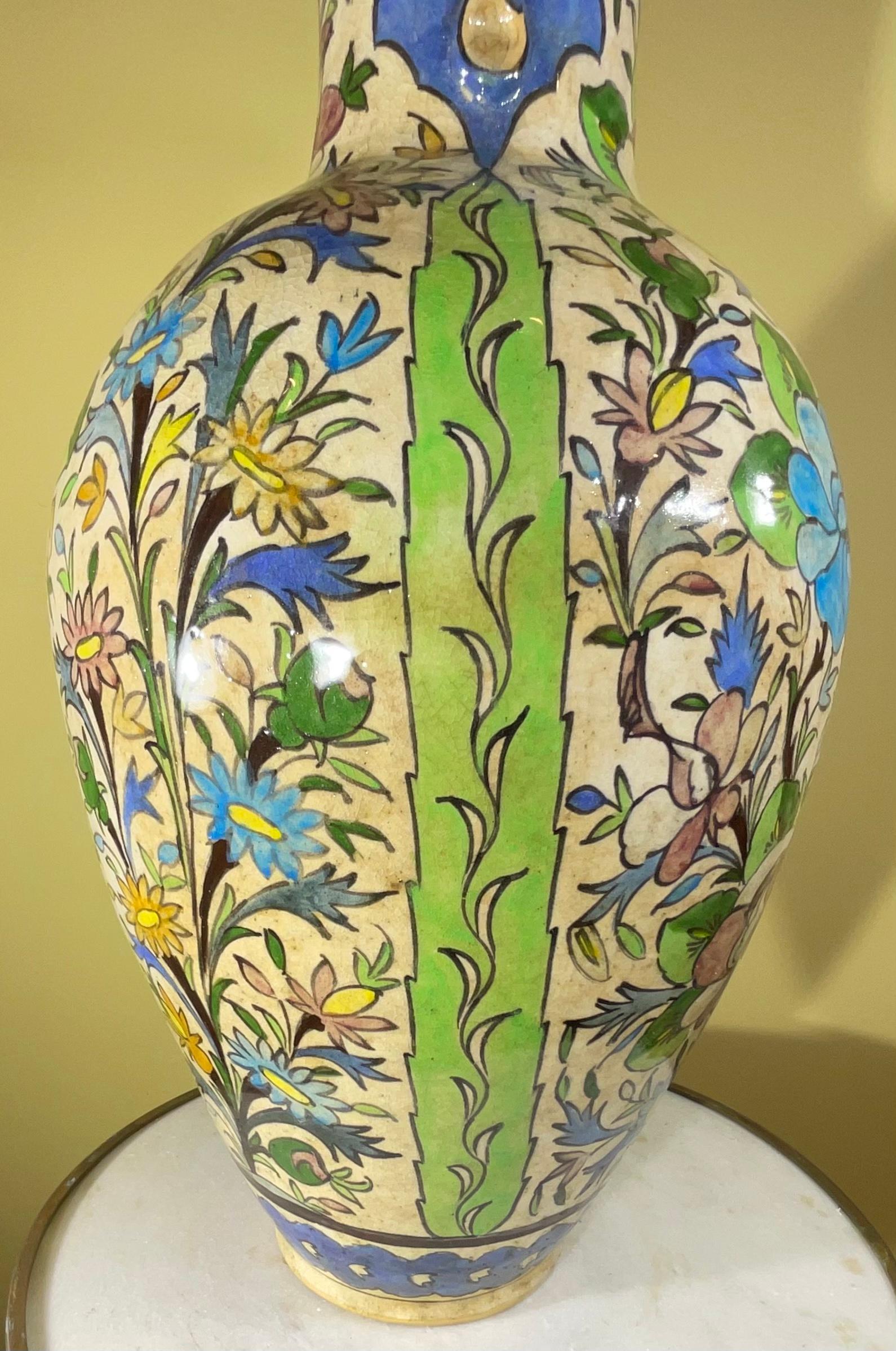 Milieu du XXe siècle Vase à poisson en céramique persane peinte à la main, unique en son genre en vente