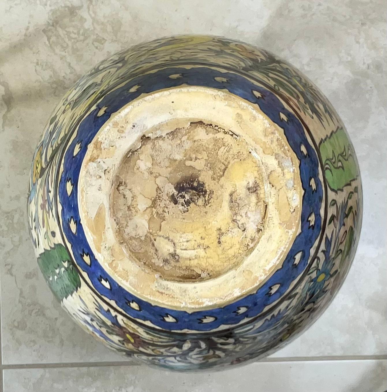 Céramique Vase à poisson en céramique persane peinte à la main, unique en son genre en vente