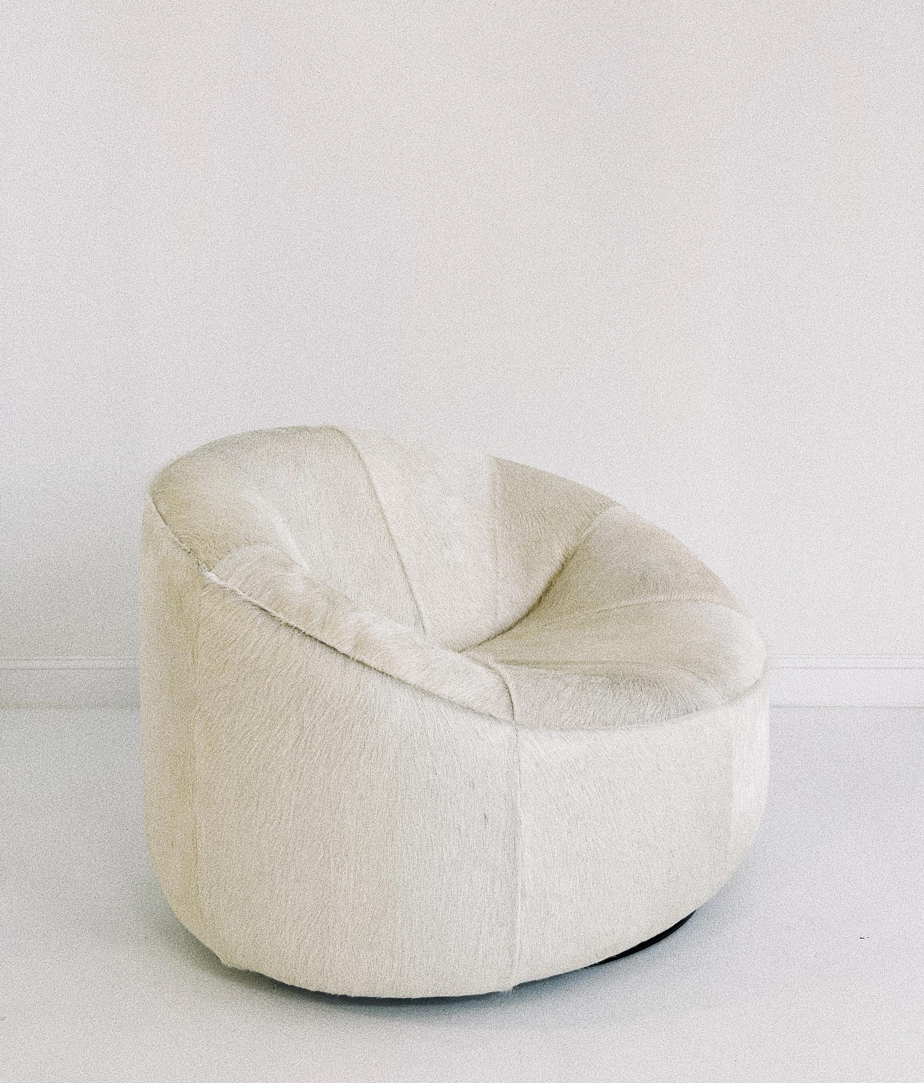 Moderne Fauteuil et repose-pieds uniques Pierre Paulin en peau de vache brésilienne en cuir de vache
