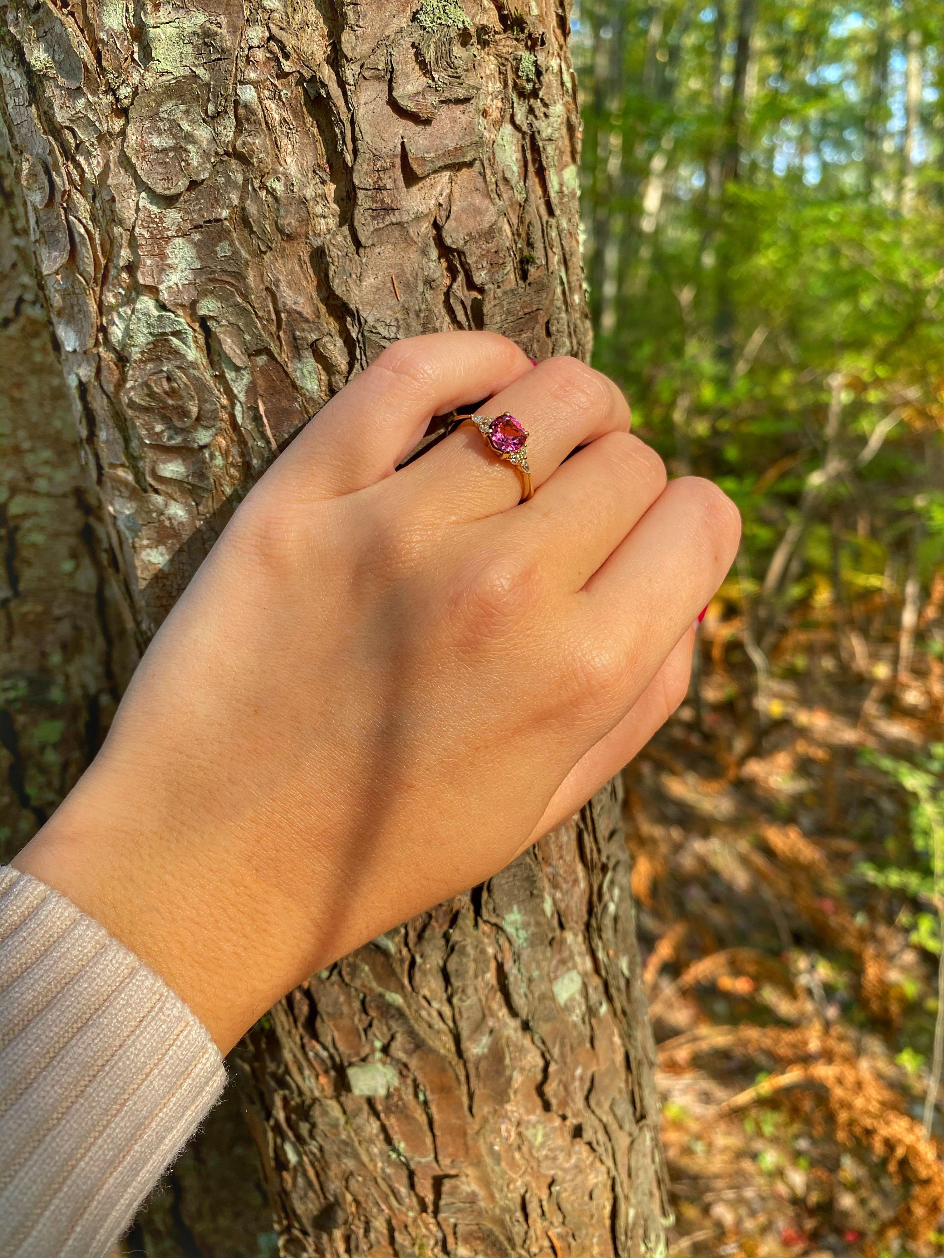 One-of-a-Kind Pink Spinel & Diamond 18K Yellow Gold Ring en venta 4