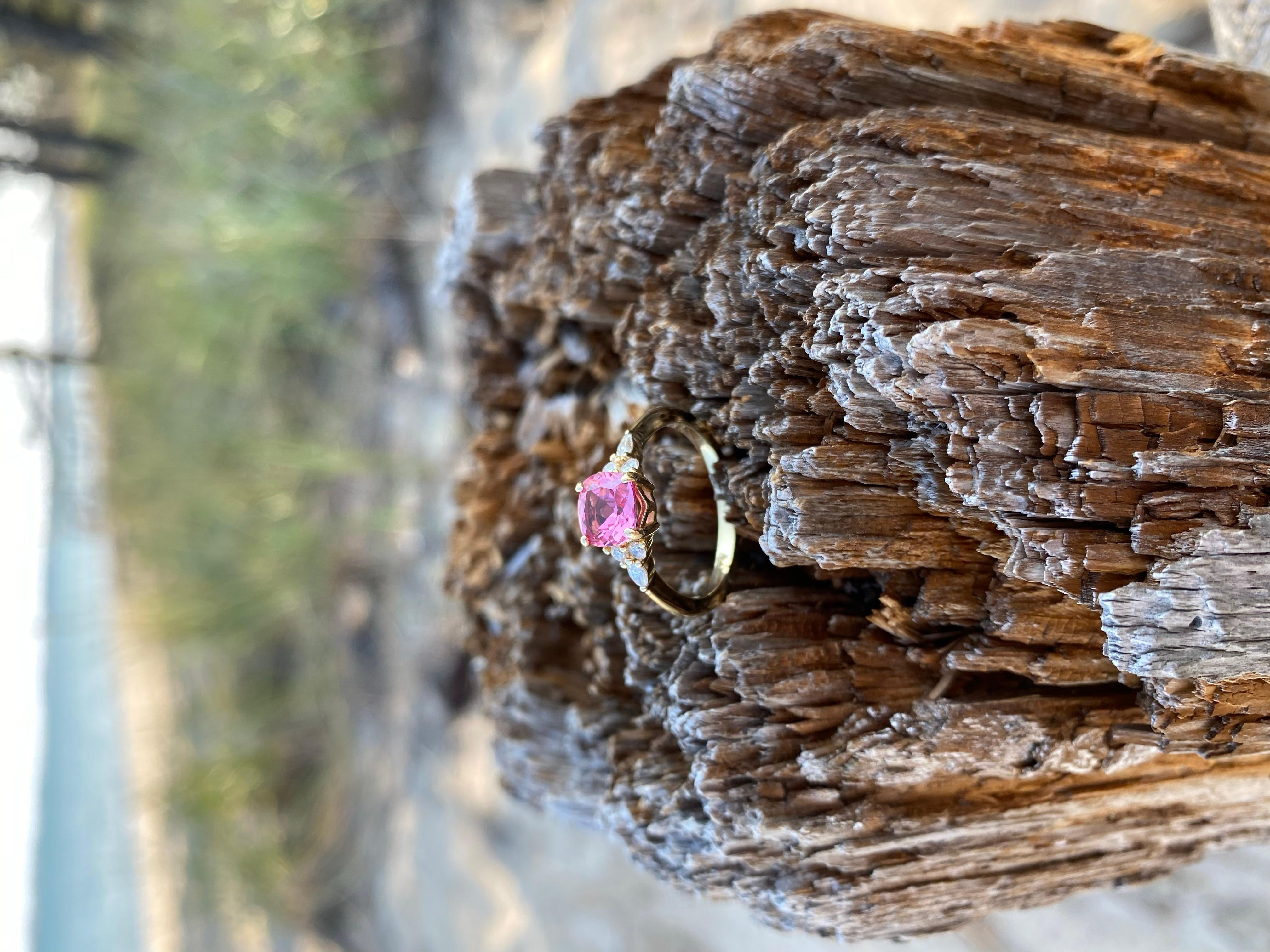 One-of-a-Kind Pink Spinel & Diamond 18K Yellow Gold Ring en venta 5