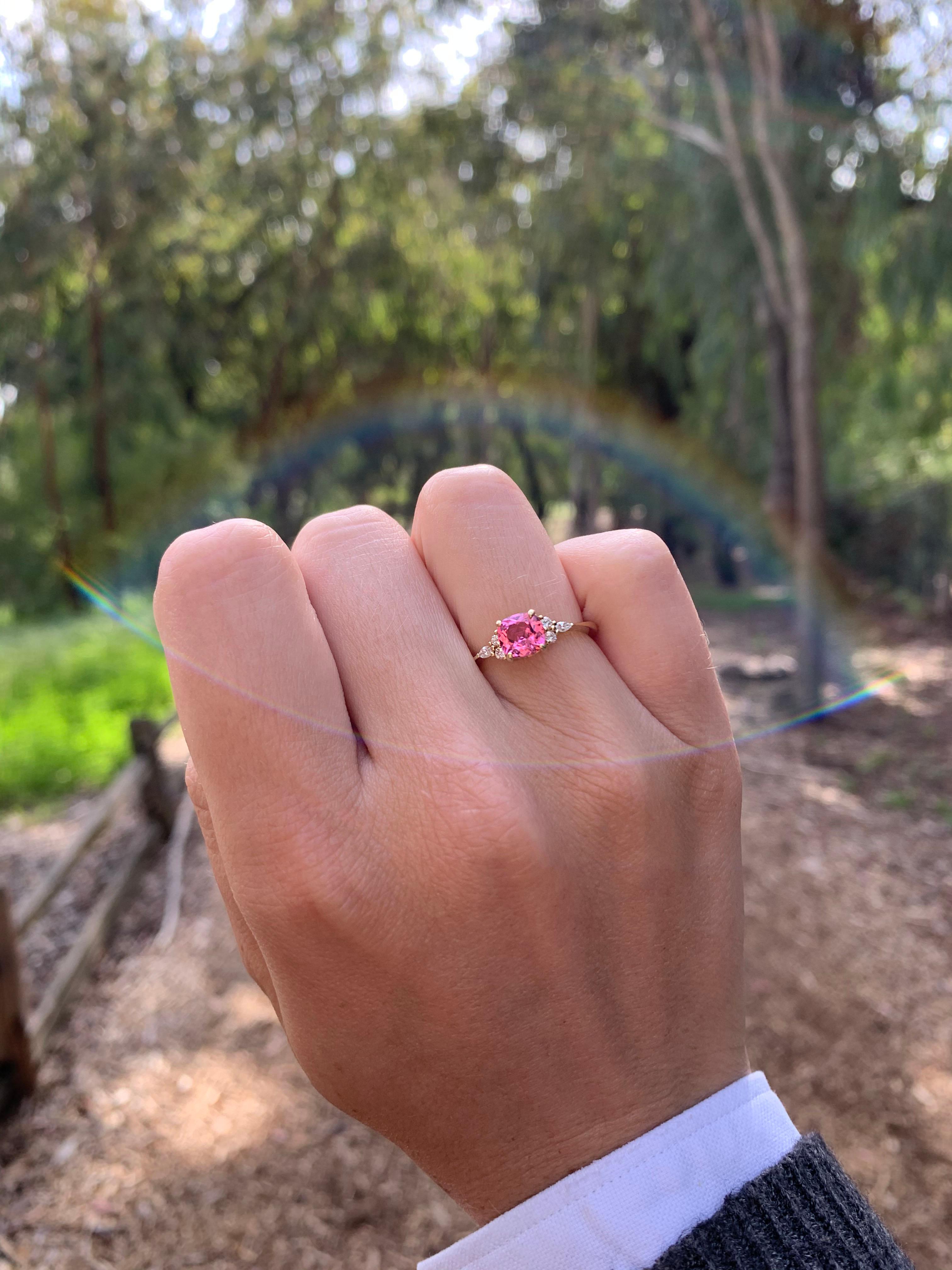 One-of-a-Kind Pink Spinel & Diamond 18K Yellow Gold Ring en venta 6