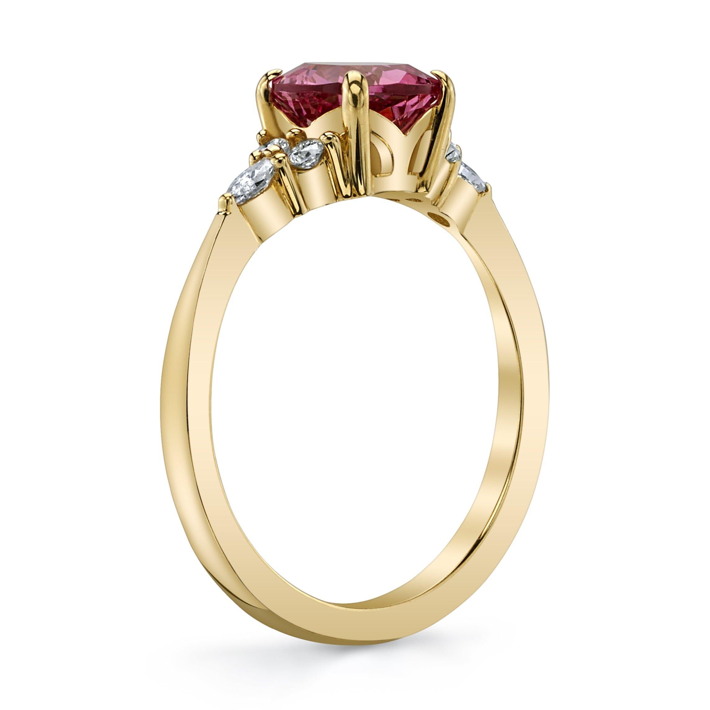 Una Espinela rosa cuadrada de Tanzania de 1 quilate y color vibrante está engastada entre diamantes redondos y marquesa que suman 0,16 quilates, para un aspecto femenino y delicado. 

La espinela rosa es la piedra de color que todo el mundo quiere