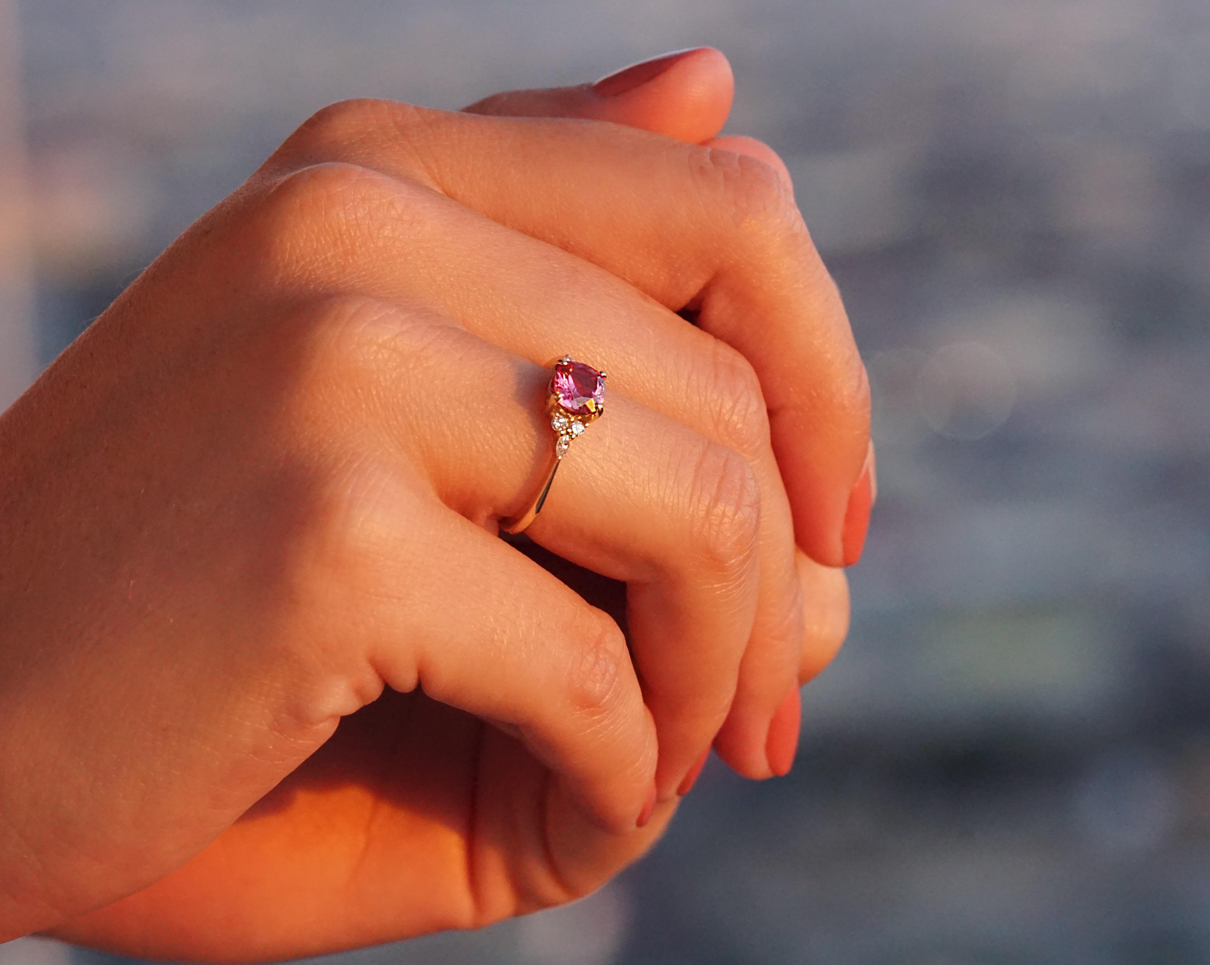 One-of-a-Kind Pink Spinel & Diamond 18K Yellow Gold Ring Corte cojín en venta