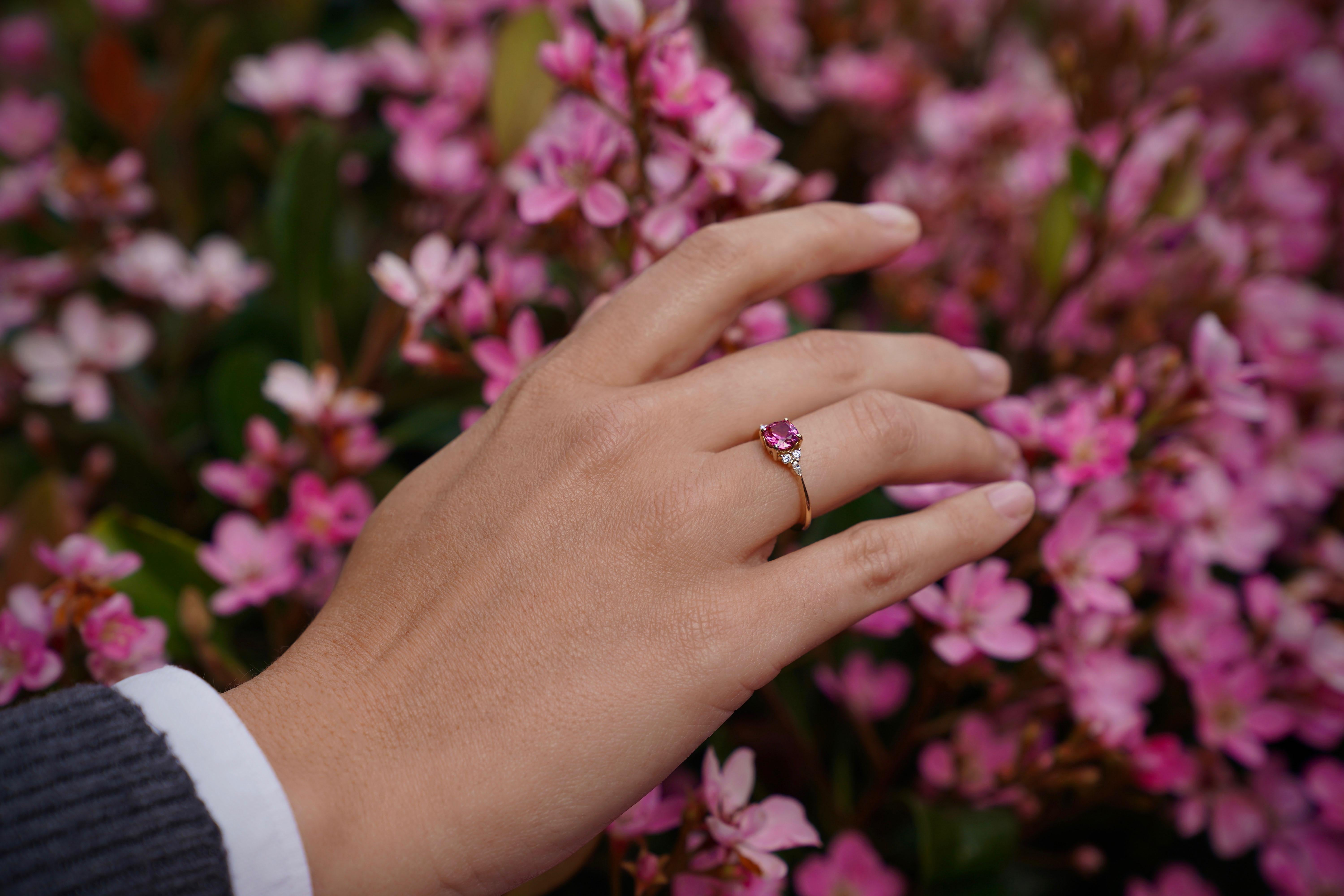 One-of-a-Kind Pink Spinel & Diamond 18K Yellow Gold Ring en Nuevo estado para la venta en Los Angeles, US